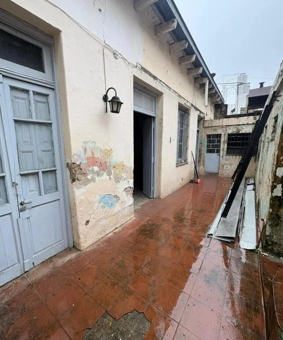 VENTA - Casa de pasillo en ph a reciclar- Barrio Lourdes, Rosario. 4