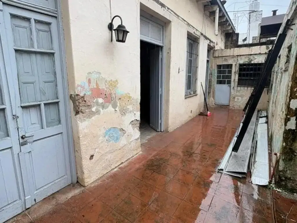 VENTA - Casa de pasillo en ph a reciclar- Barrio Lourdes, Rosario. 2