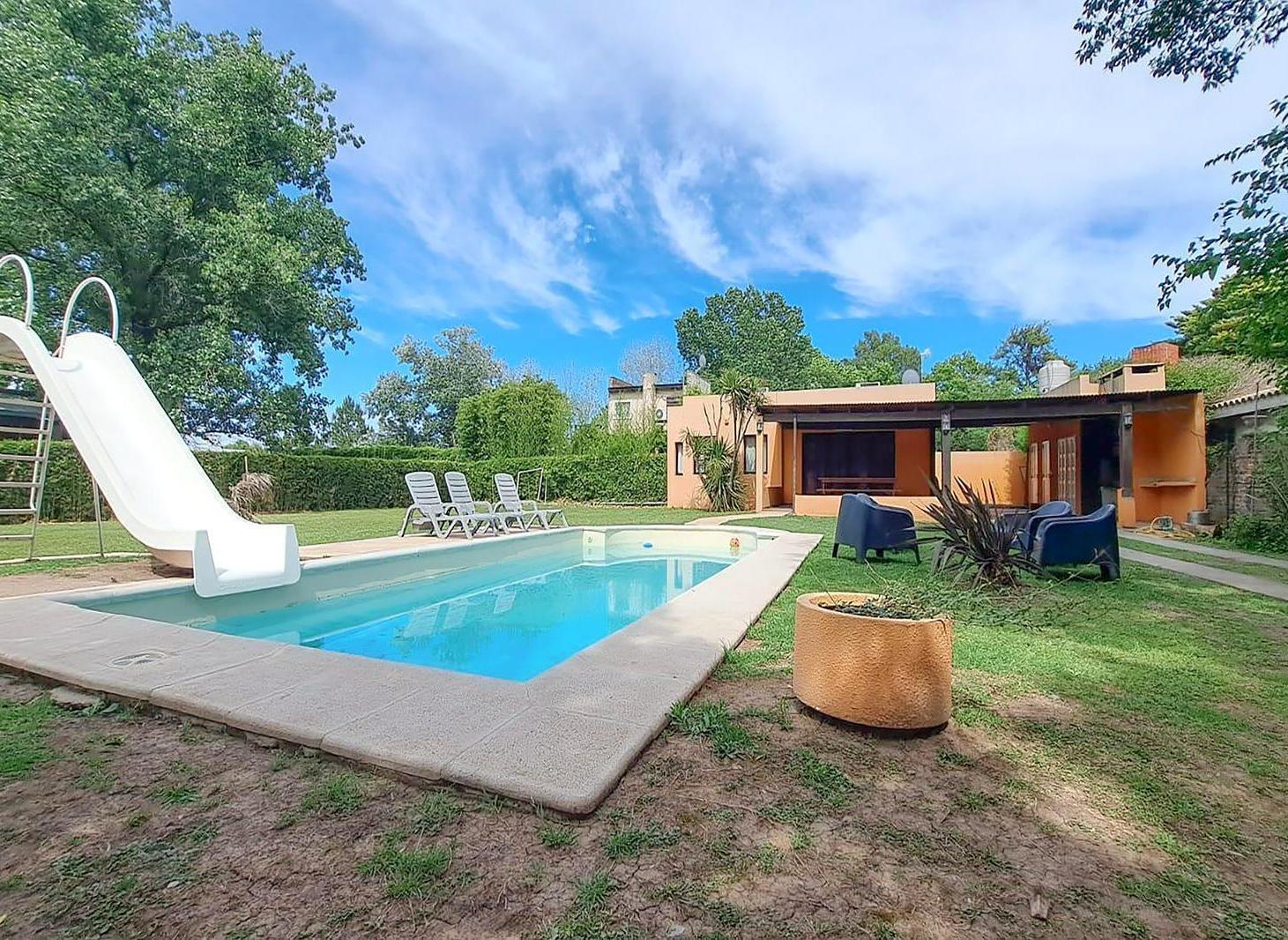 VENTA - Casa de 2 dormitorios con piscina, galería y cochera - Funes.