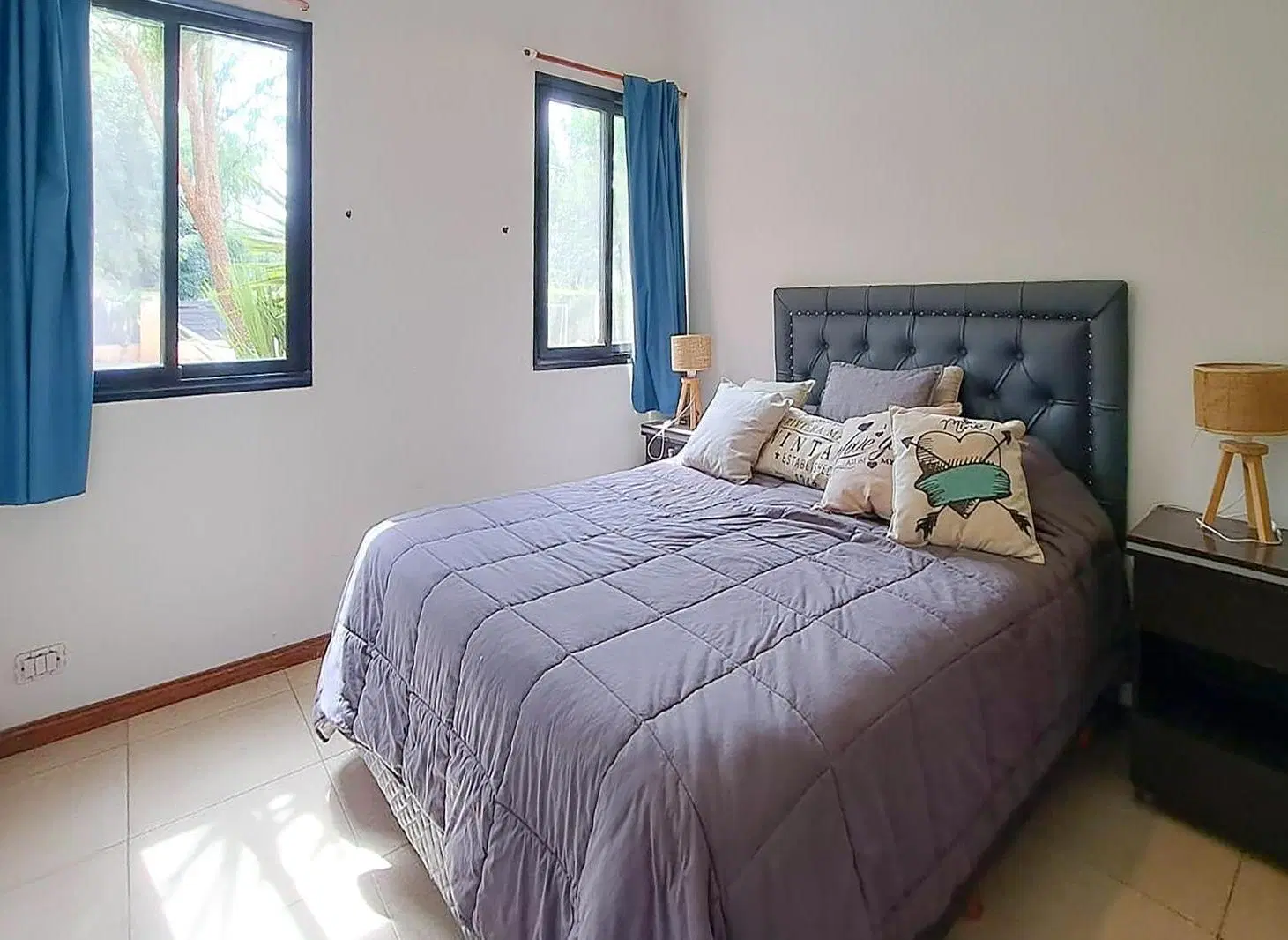 VENTA - Casa de 2 dormitorios con piscina, galería y cochera - Funes. 4
