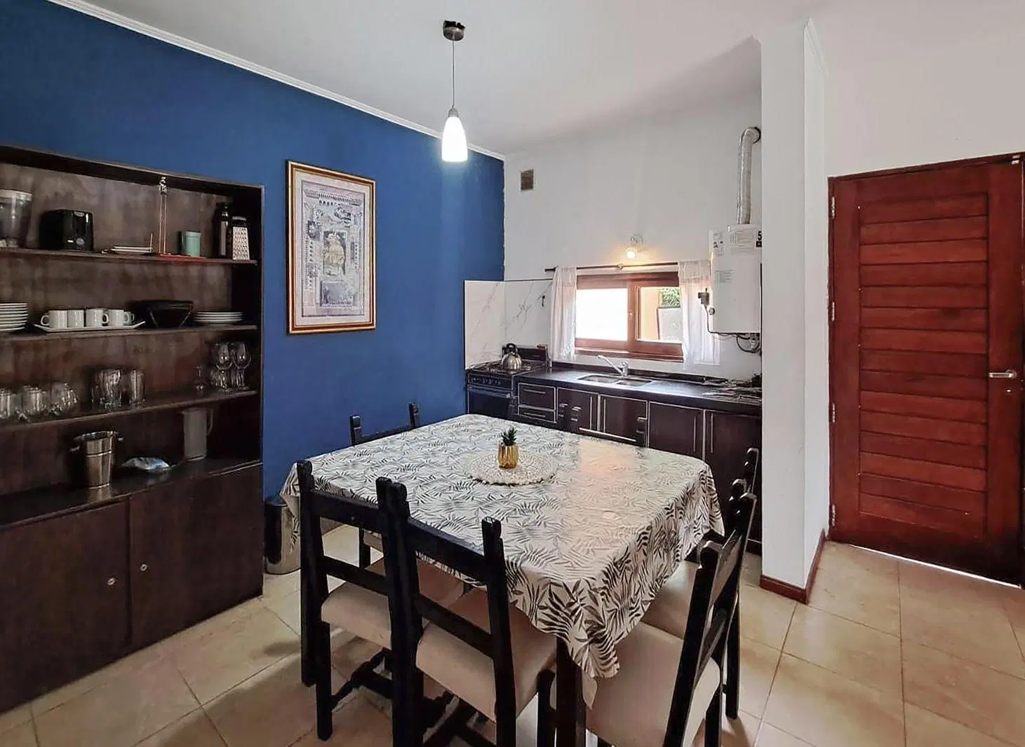 VENTA - Casa de 2 dormitorios con piscina, galería y cochera - Funes. 2