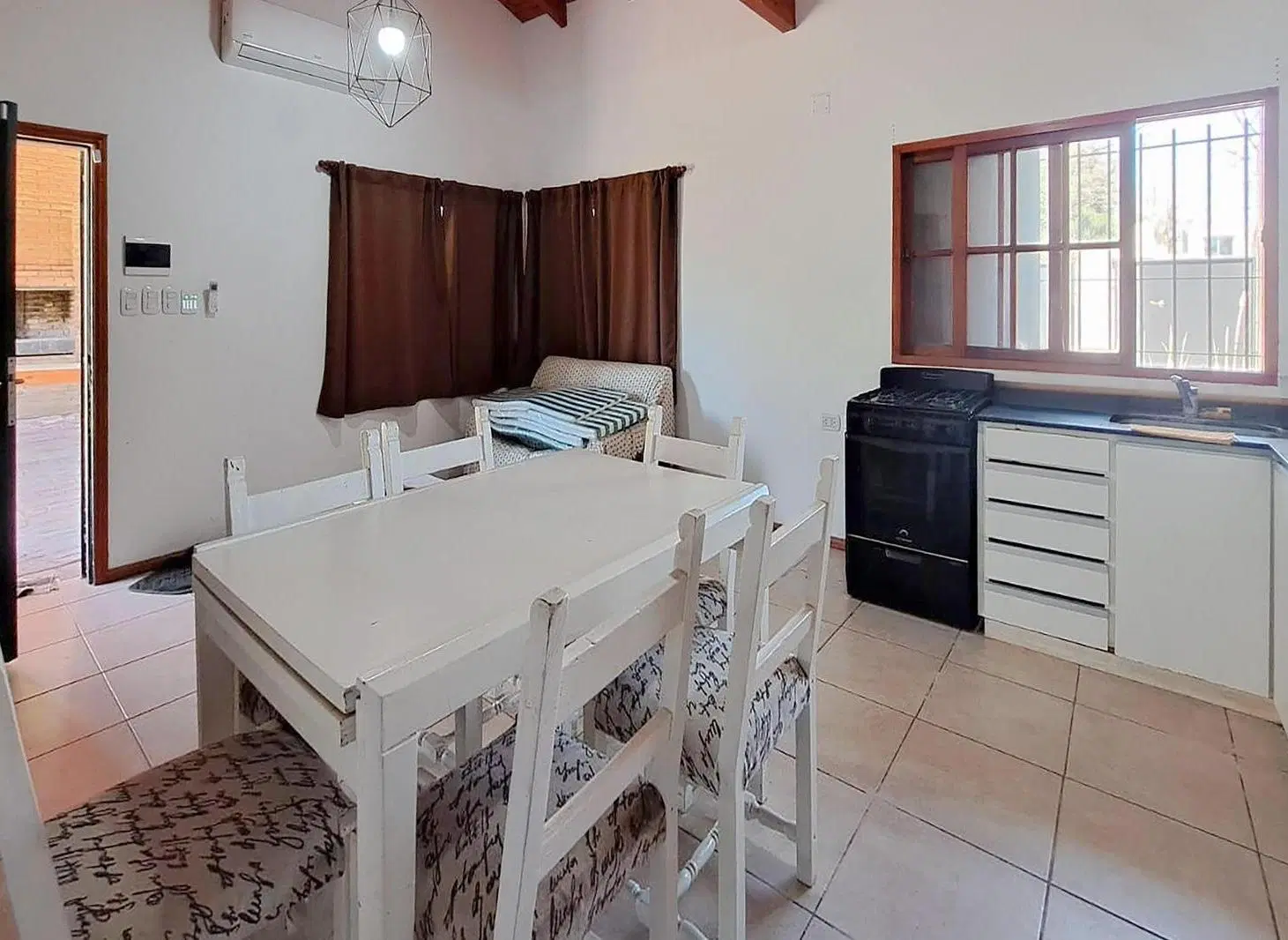 VENTA | PERMUTA - Casa de 2 dormitorios con galería y piscina - Roldán. 4
