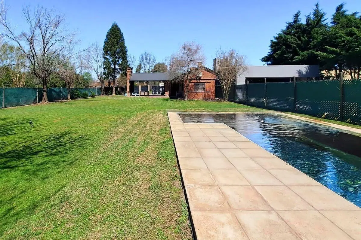 VENTA | PERMUTA - Casa de 2 dormitorios con galería y piscina - Roldán. 2