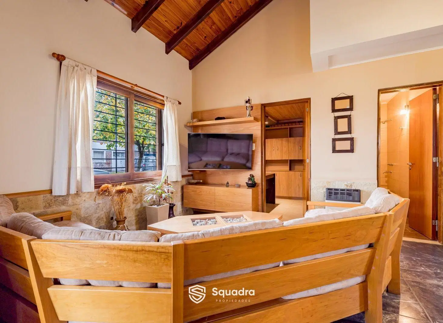 VENTA | PERMUTA - Casa de tres dormitorios, cochera doble y patio - Fisherton, Rosario. 4