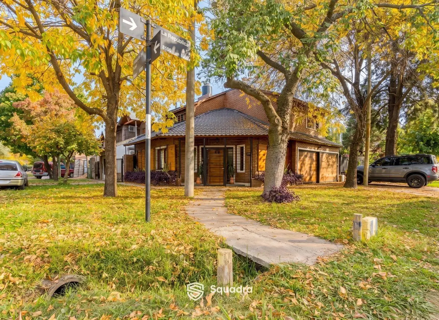 VENTA | PERMUTA - Casa de tres dormitorios, cochera doble y patio - Fisherton, Rosario. 2