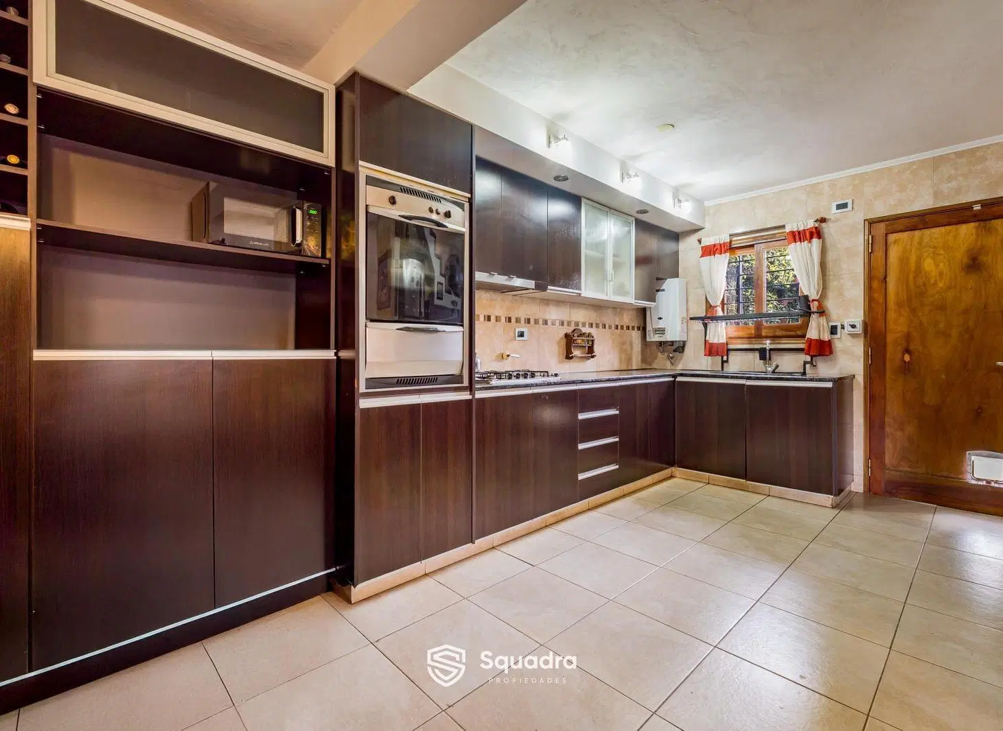 VENTA | PERMUTA - Casa de tres dormitorios, cochera doble y patio - Fisherton, Rosario. 3