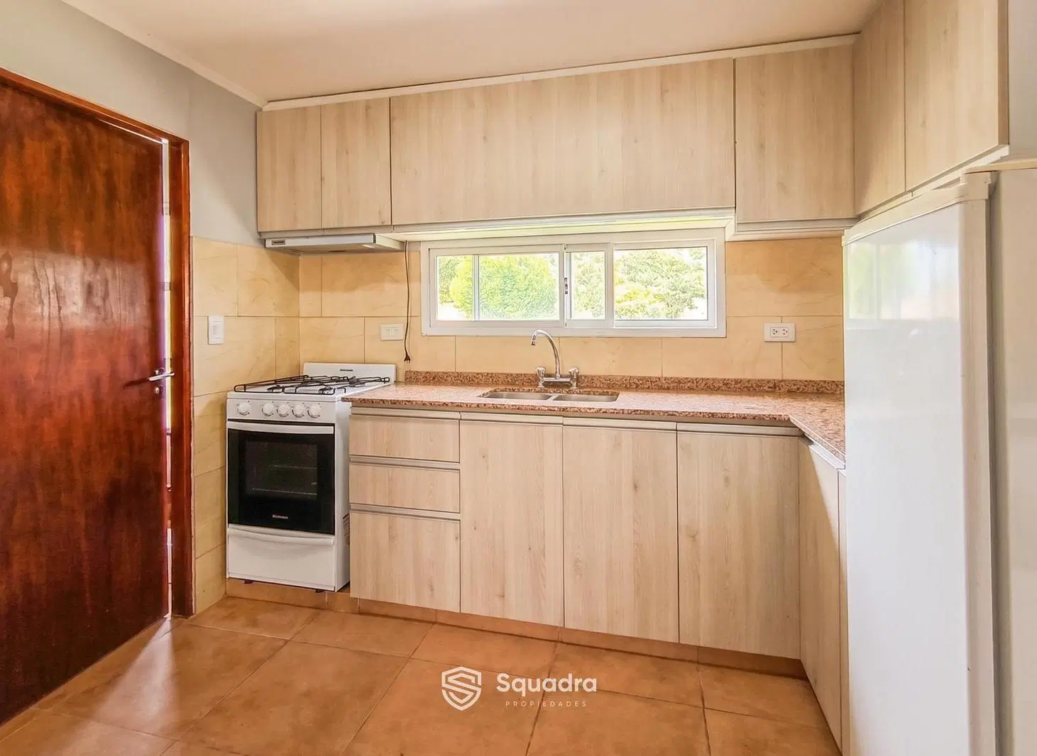 VENTA | PERMUTA - Casa 2 Dormitorios, lavadero independiente y cochera con parrillero techado - Tier 2