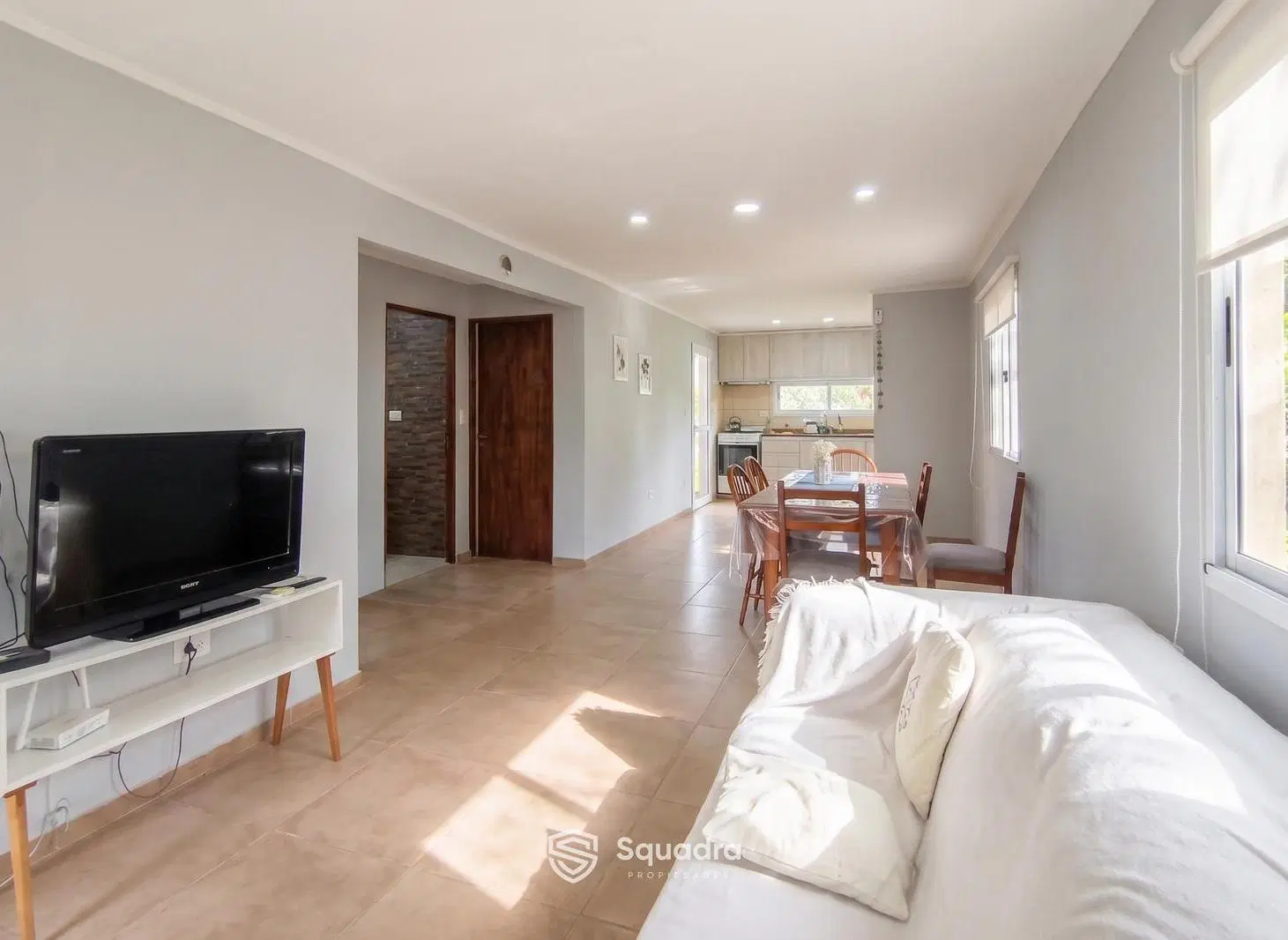 VENTA | PERMUTA - Casa 2 Dormitorios, lavadero independiente y cochera con parrillero techado - Tier 1