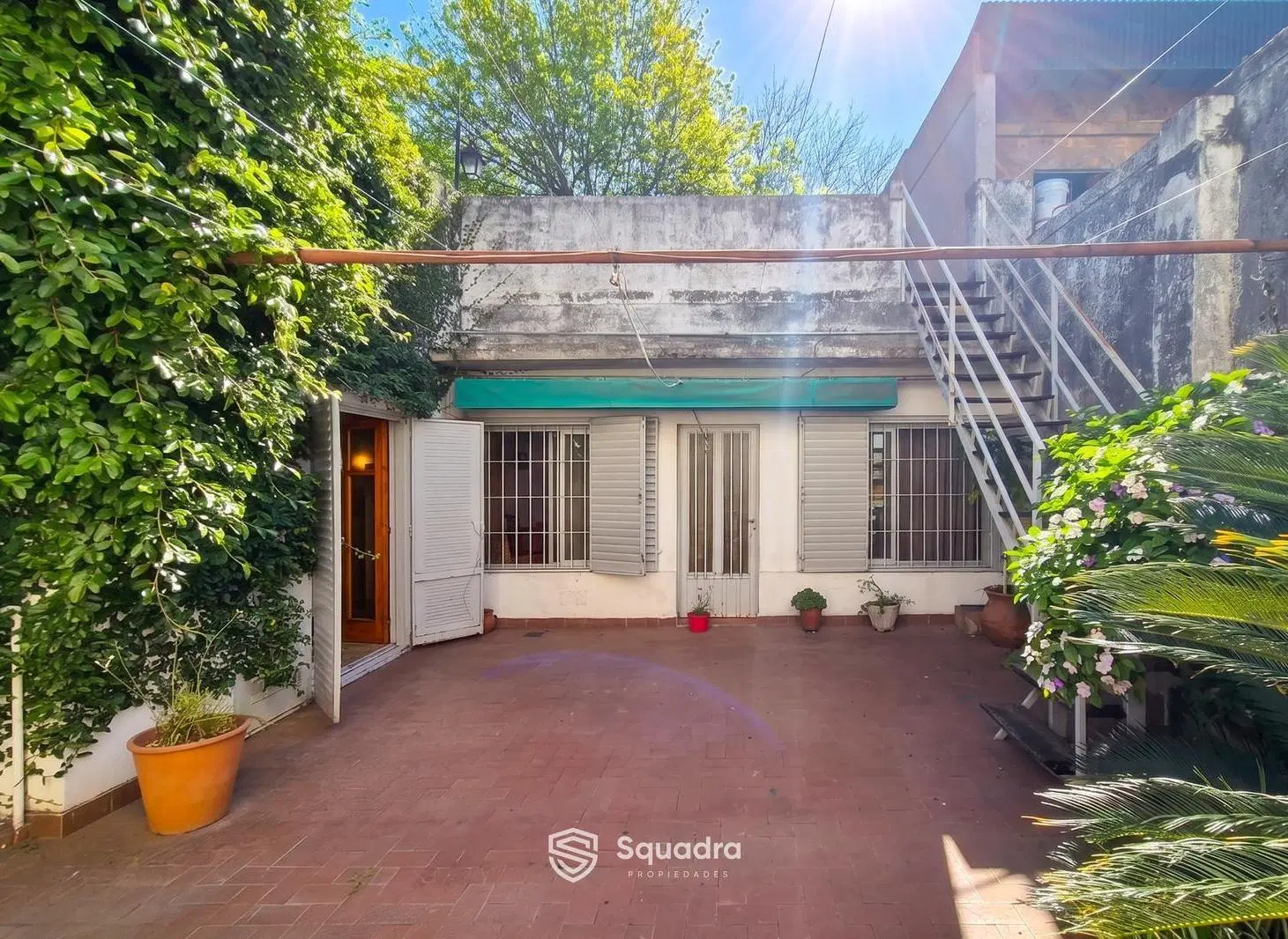 VENTA - Casa de tres dormitorios, patio con parrillero y cochera. Ntra Sra de la Guardia, Rosario. 4