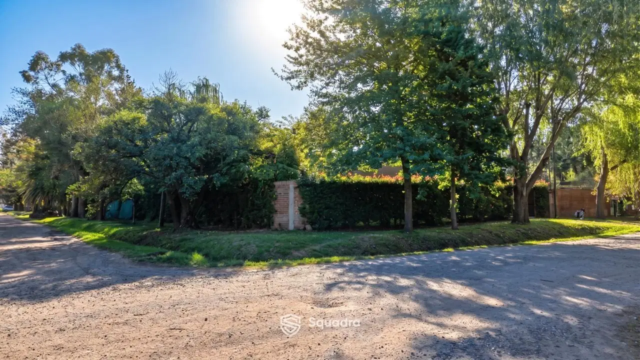 VENTA | PERMUTA - Casa de dos dormitorio, jardín, piscina y cochera - Roldán. 2