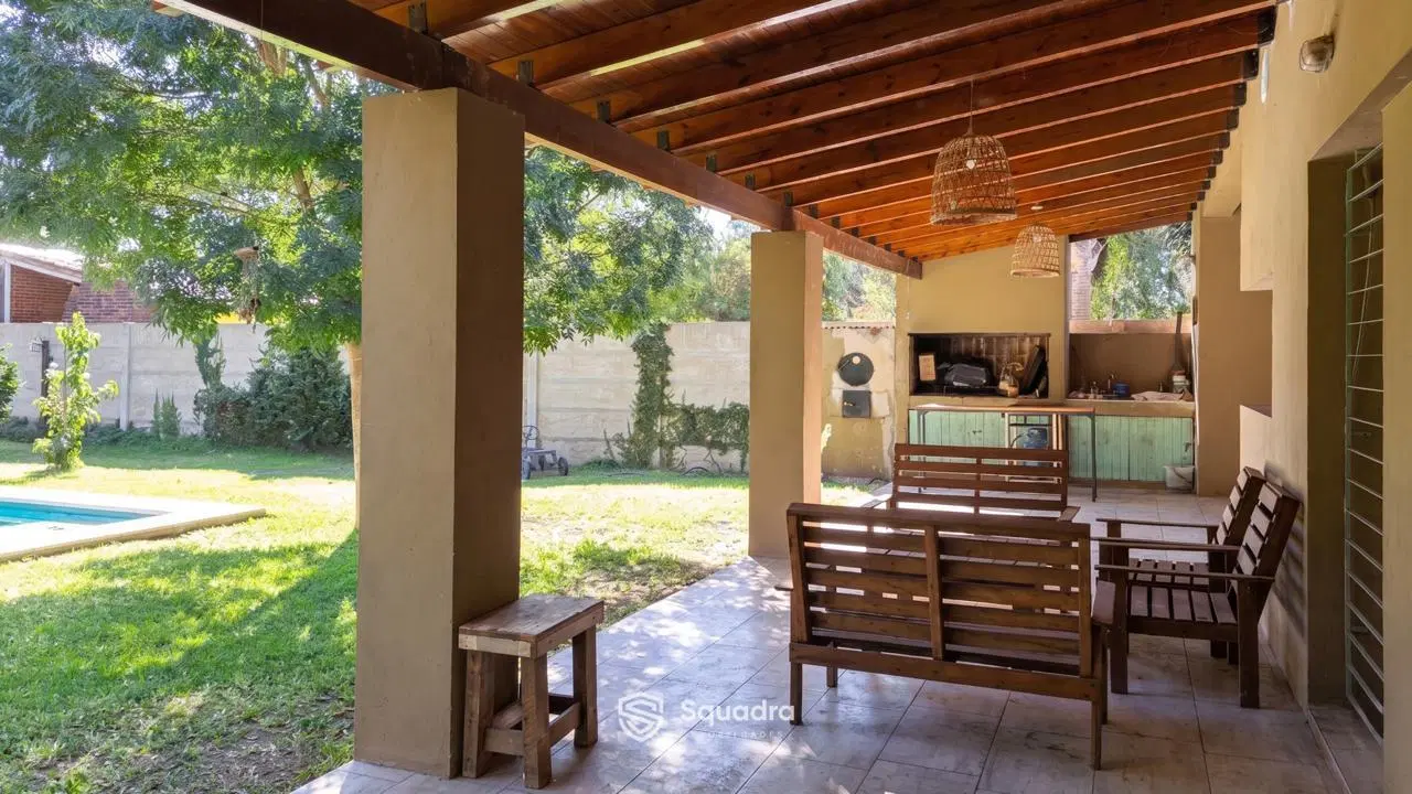 VENTA | PERMUTA - Casa de dos dormitorio, jardín, piscina y cochera - Roldán. 5