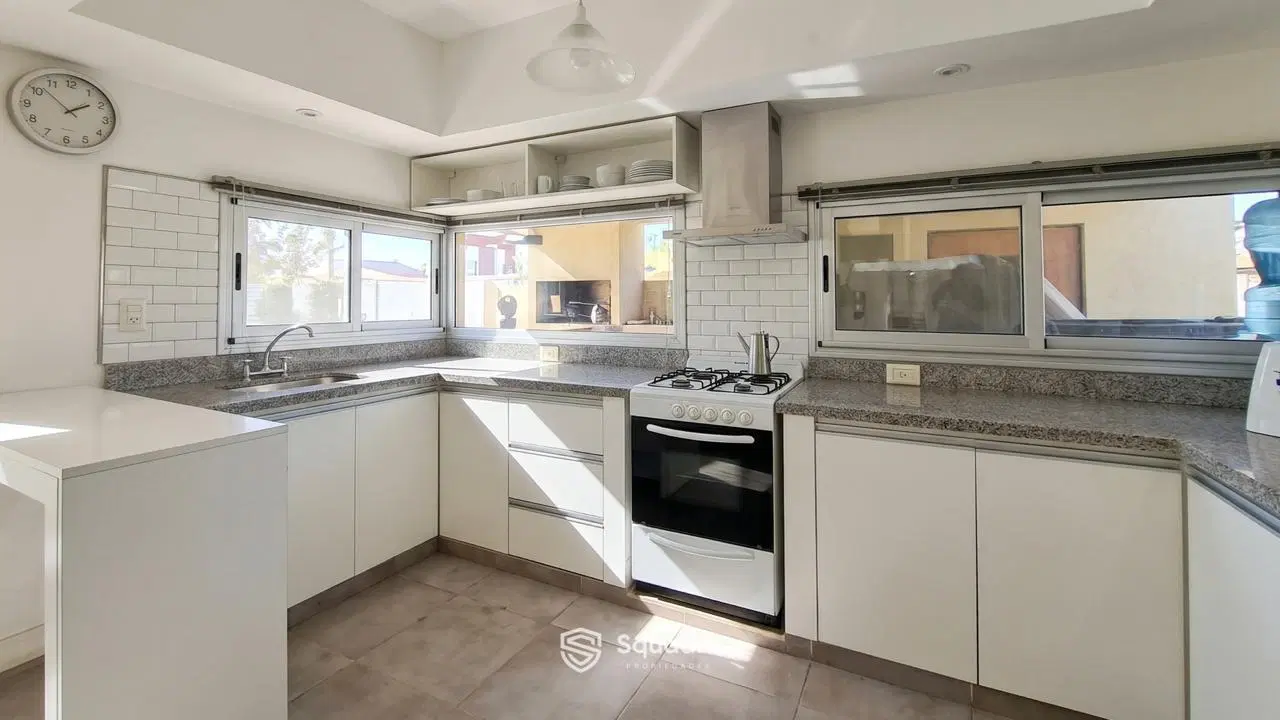 VENTA | PERMUTA - Casa de dos dormitorio, jardín, piscina y cochera - Roldán. 4