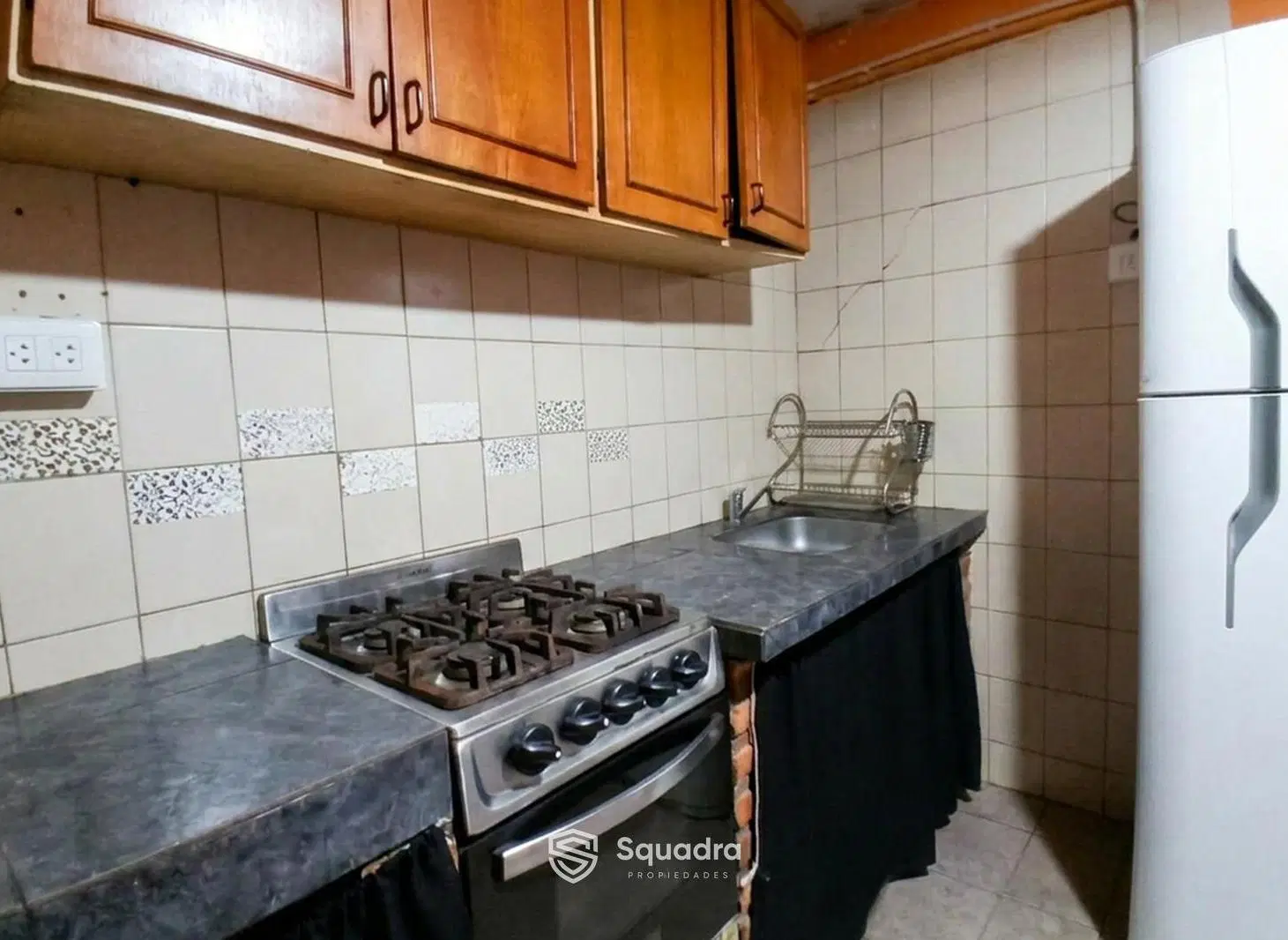 VENTA / PERMUTA -Casa de pasillo de dos dormitorios más comodín. Patio con parrillero. Azcuenaga, Ro 5
