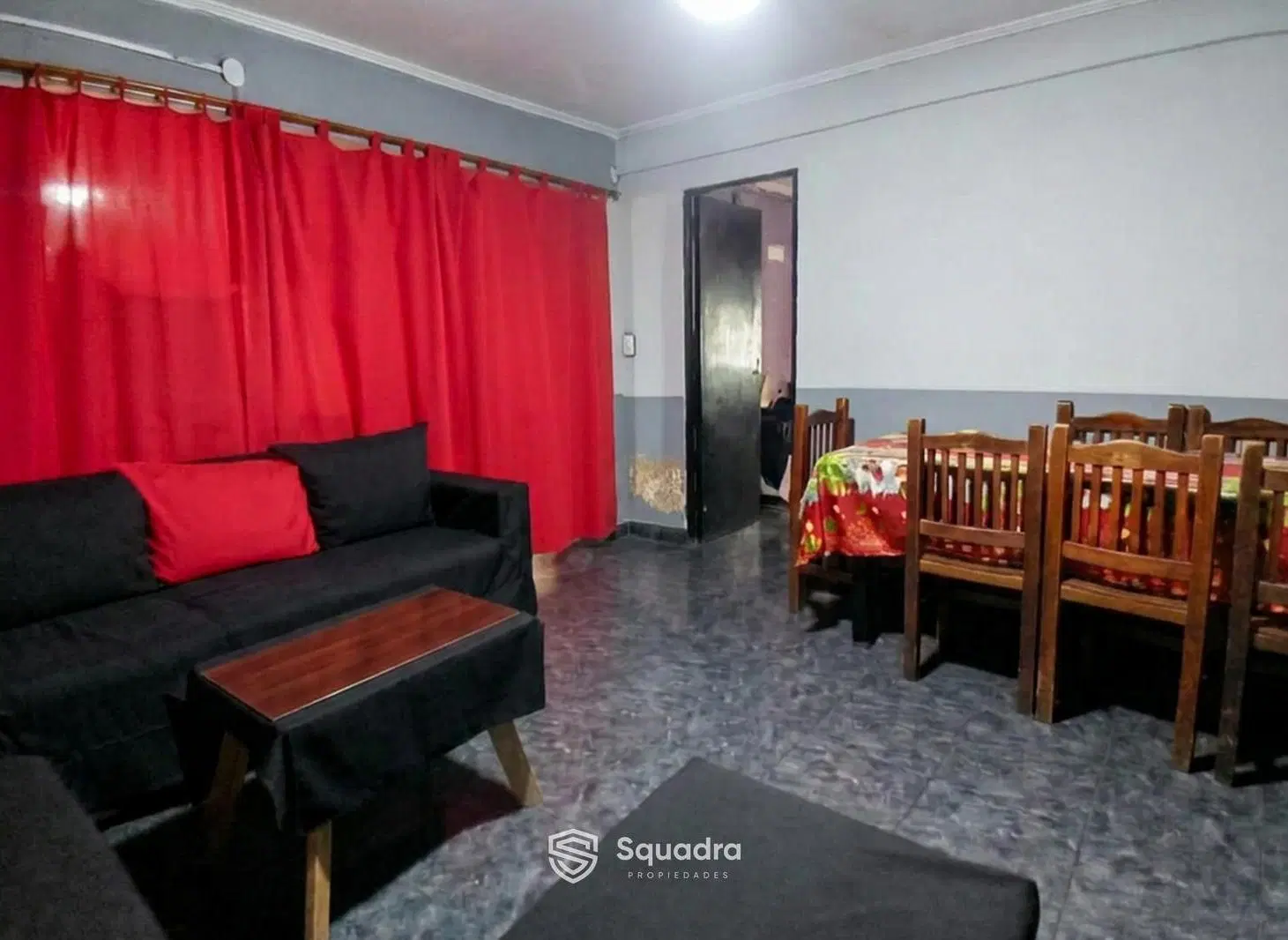 VENTA / PERMUTA -Casa de pasillo de dos dormitorios más comodín. Patio con parrillero. Azcuenaga, Ro 3