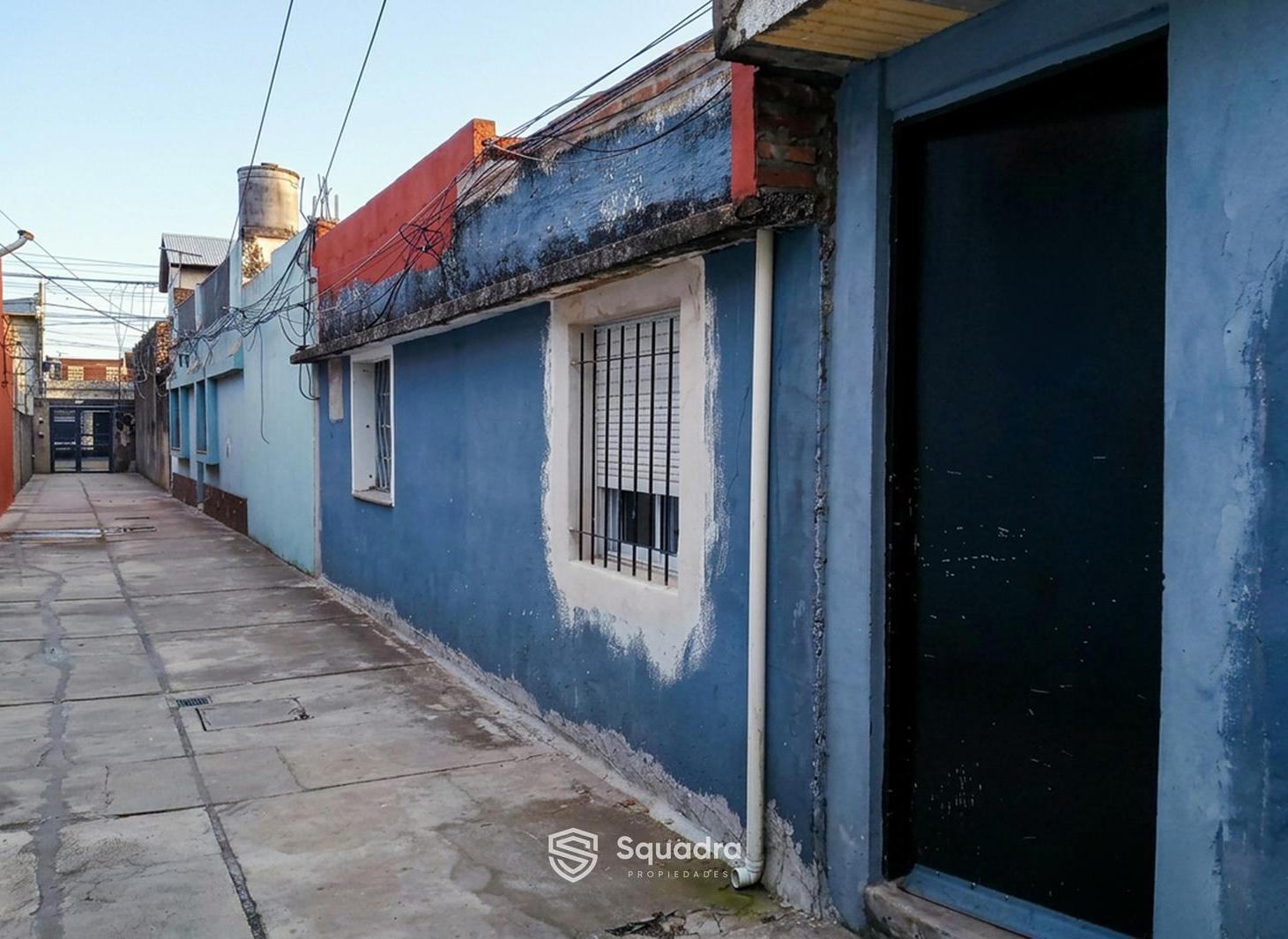 Foto de VENTA / PERMUTA -Casa de pasillo de dos dormitorios más comodín. Patio, imagen 4