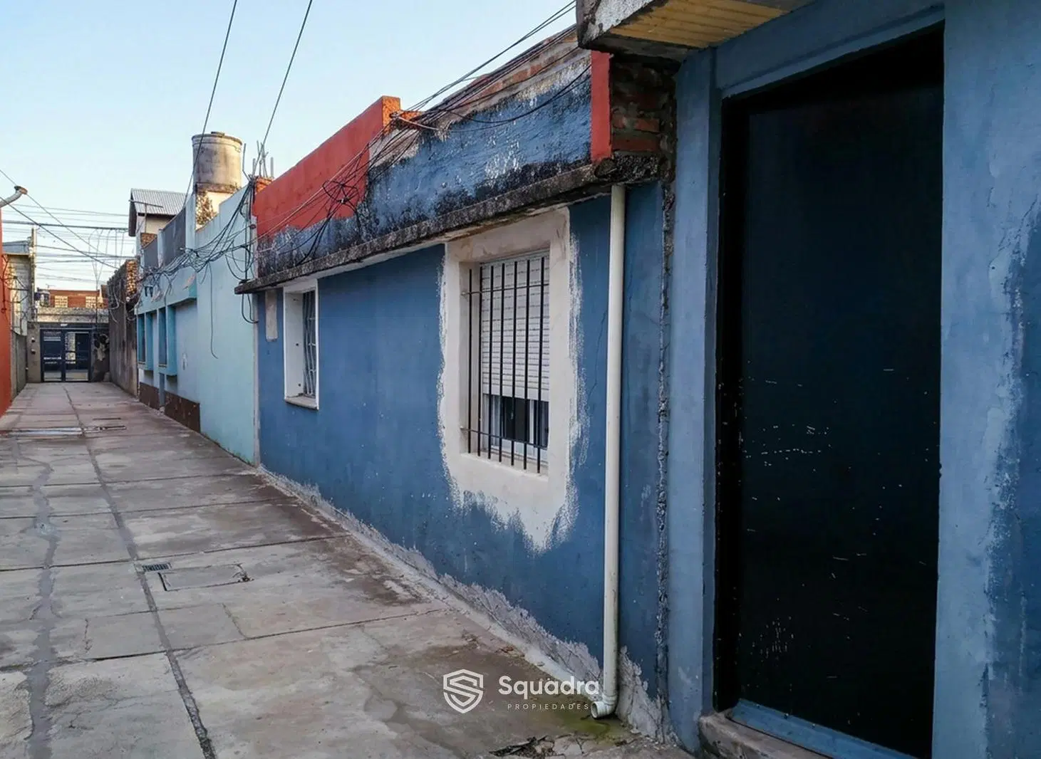 VENTA / PERMUTA -Casa de pasillo de dos dormitorios más comodín. Patio con parrillero. Azcuenaga, Ro 4