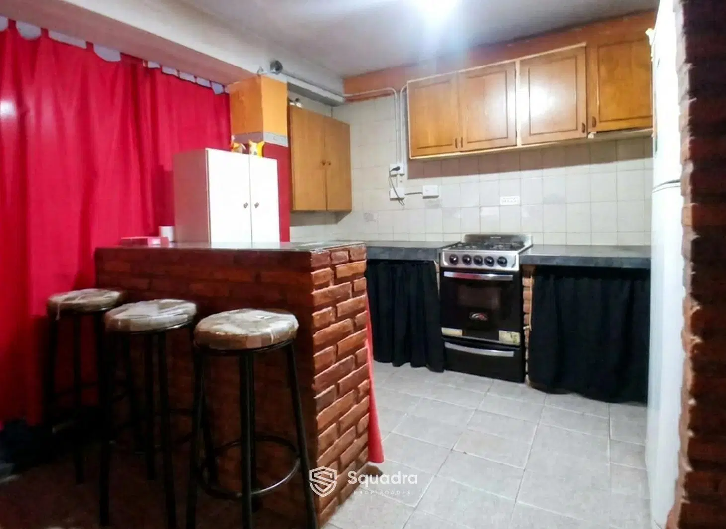 VENTA / PERMUTA -Casa de pasillo de dos dormitorios más comodín. Patio con parrillero. Azcuenaga, Ro 2