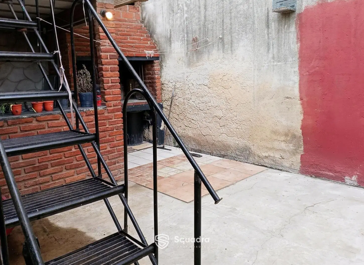 VENTA / PERMUTA -Casa de pasillo de dos dormitorios más comodín. Patio con parrillero. Azcuenaga, Ro 1