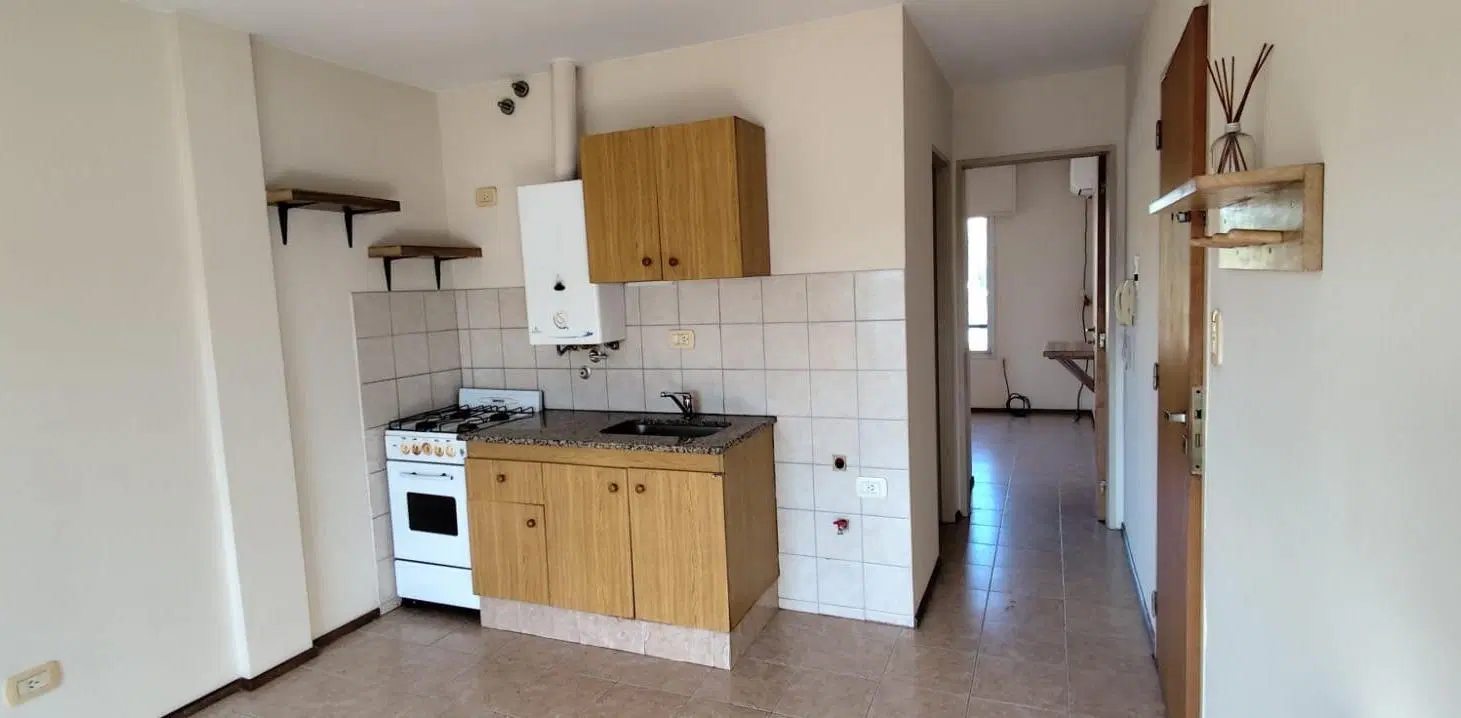 ALQUILER - Departamento de 1 dormitorio, tercer piso escalera - Echesortu, Rosario. 3