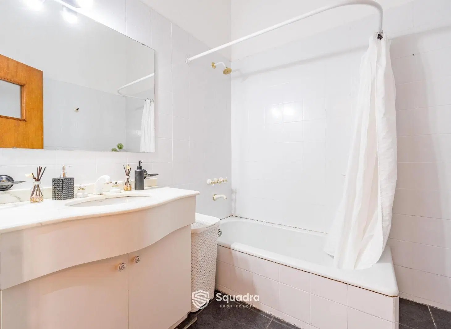 VENTA | PERMUTA - Casa 3 Dormitorios, cochera doble, y piscina - Echesortu, Rosario - APTO CRÉDITO. 2