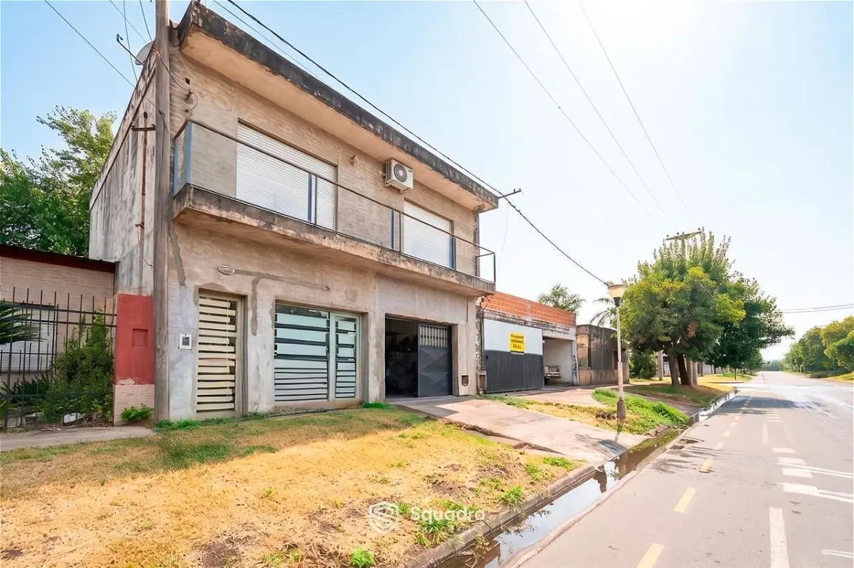VENTA | PERMUTA - Casa de 2 dormitorios con cochera, balcón y local - Pérez. APTO CRÉDITO. 3