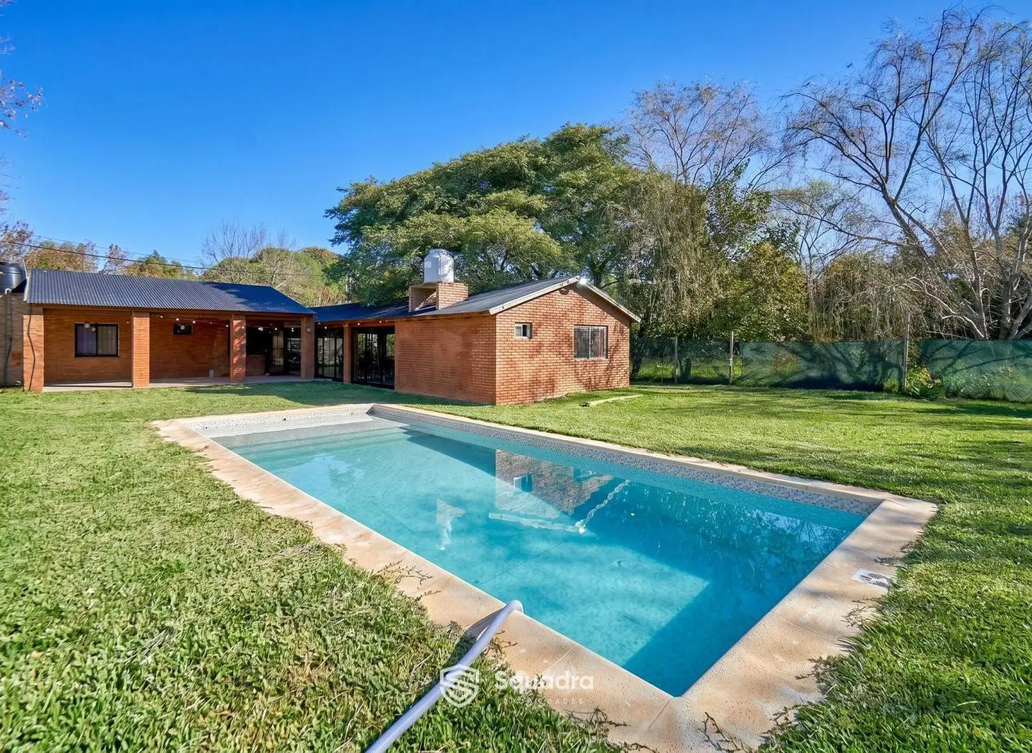 VENTA - Casa 2 dormitorios con piscina, quincho y parrilla - Funes, Santa Fe. 2