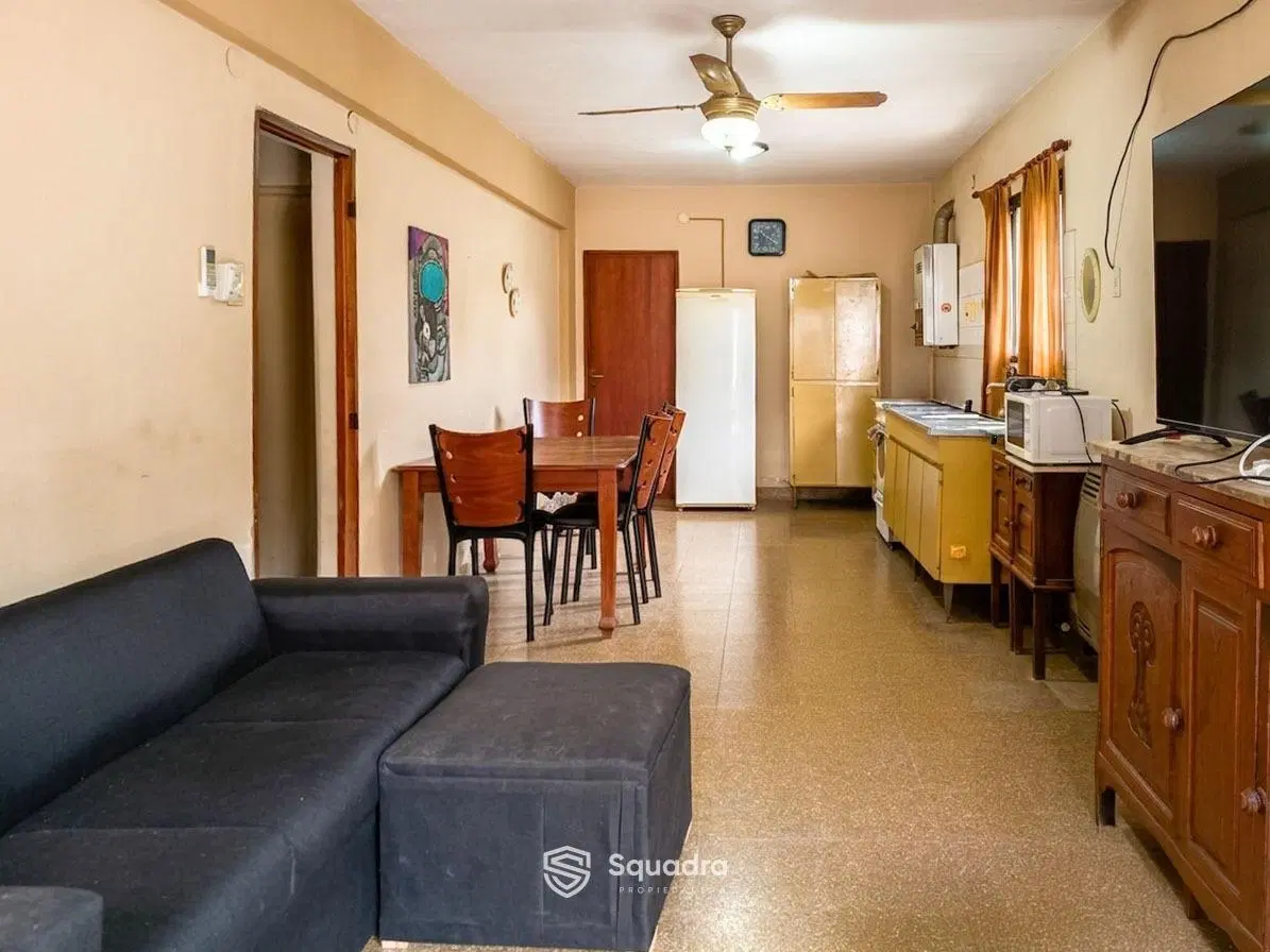 VENTA | PERMUTA - Casa de pasillo en PH de 2 dormitorios - Tiro Suizo, Rosario. 1