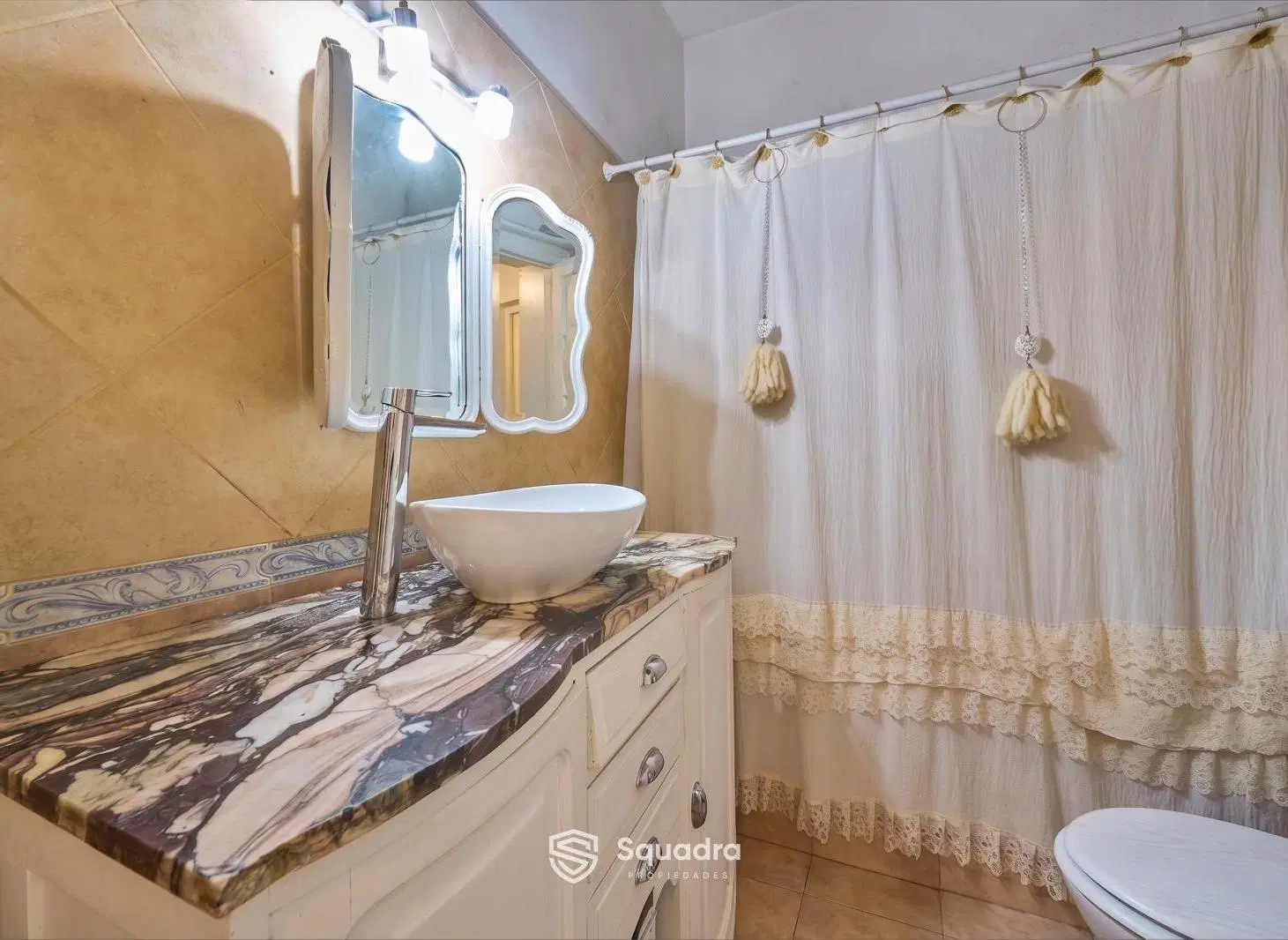 VENTA - Casa 2 dormitorios reciclada, con cochera y jardín - Ludueña, Rosario. 1