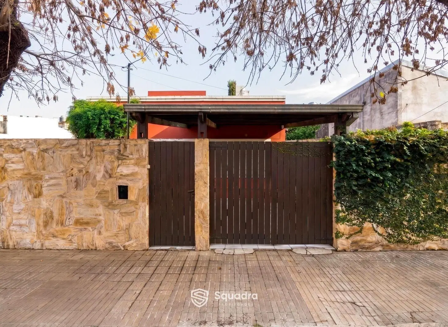 VENTA - Casa 2 dormitorios reciclada, con cochera y jardín - Ludueña, Rosario. 2