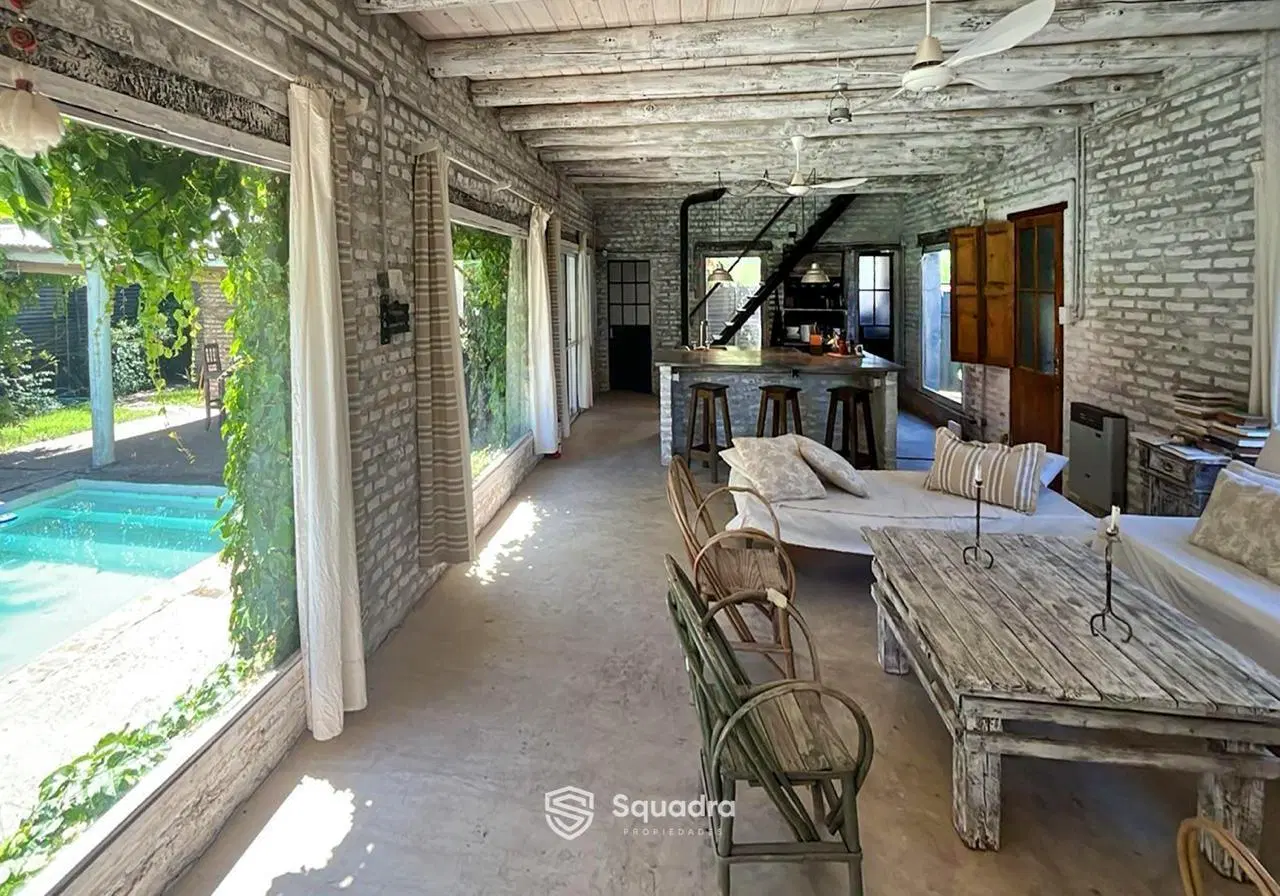 ALQUILER - Casa de 3 dormitorios con piscina, quincho y amplio parque - Roldán. 1