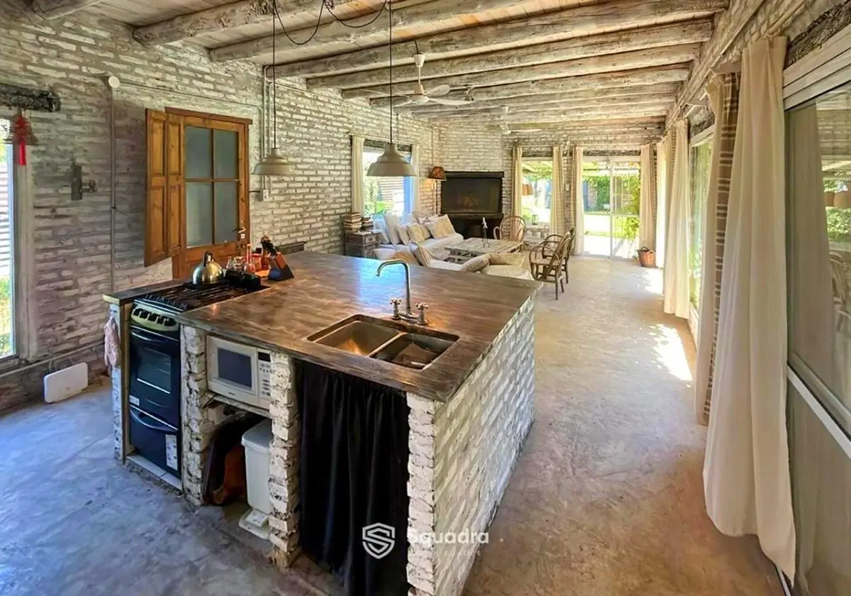 ALQUILER - Casa de 3 dormitorios con piscina, quincho y amplio parque - Roldán. 8