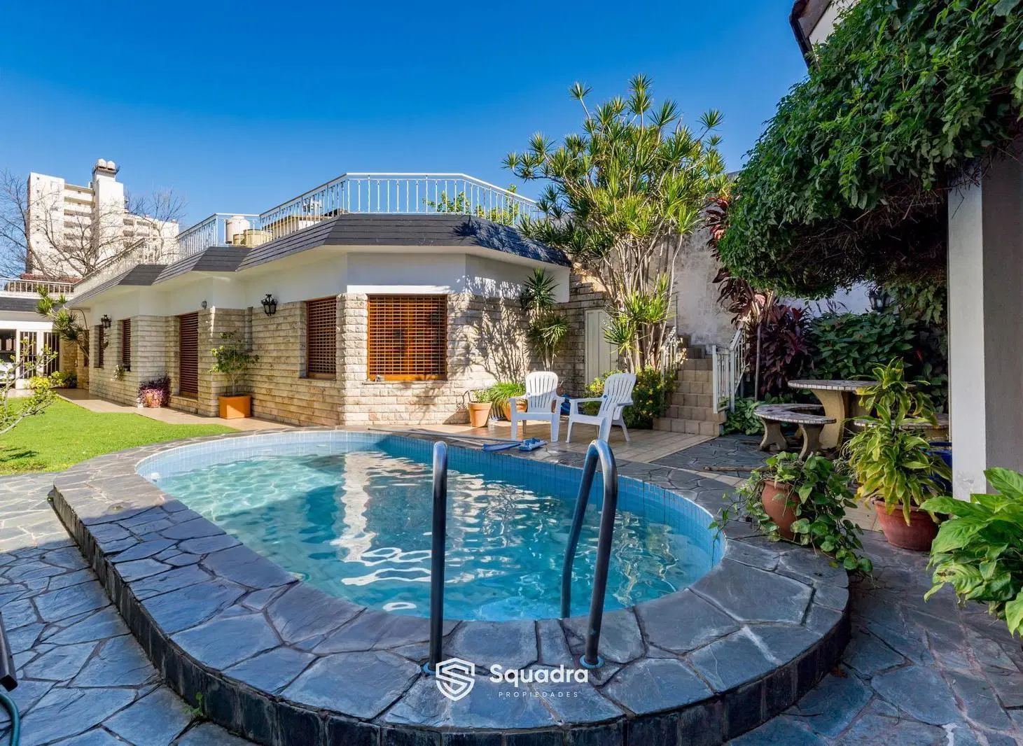 VENTA | PERMUTA - Casa 4 dormitorios, cochera, quincho y piscina - Echesortu. APTO CRÉDITO. 2