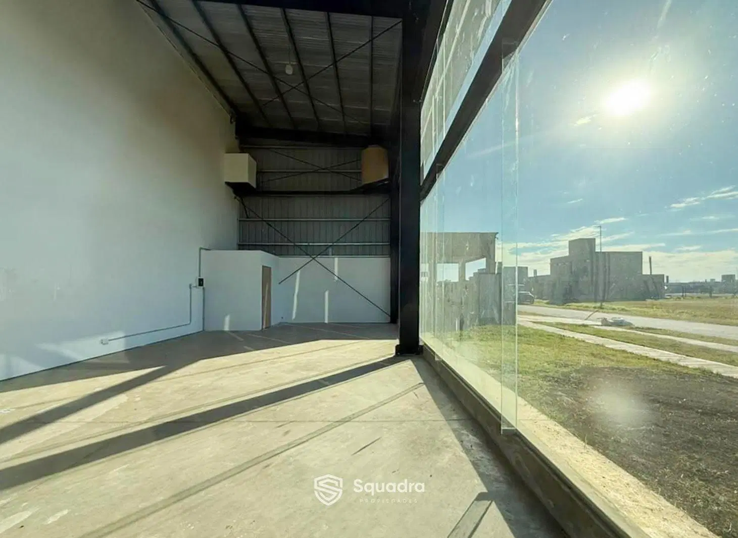 ALQUILER - Local comercial en esquina de 75 m². por Av. Fuerza Aérea - Barrio Don Mateo, Funes. 2