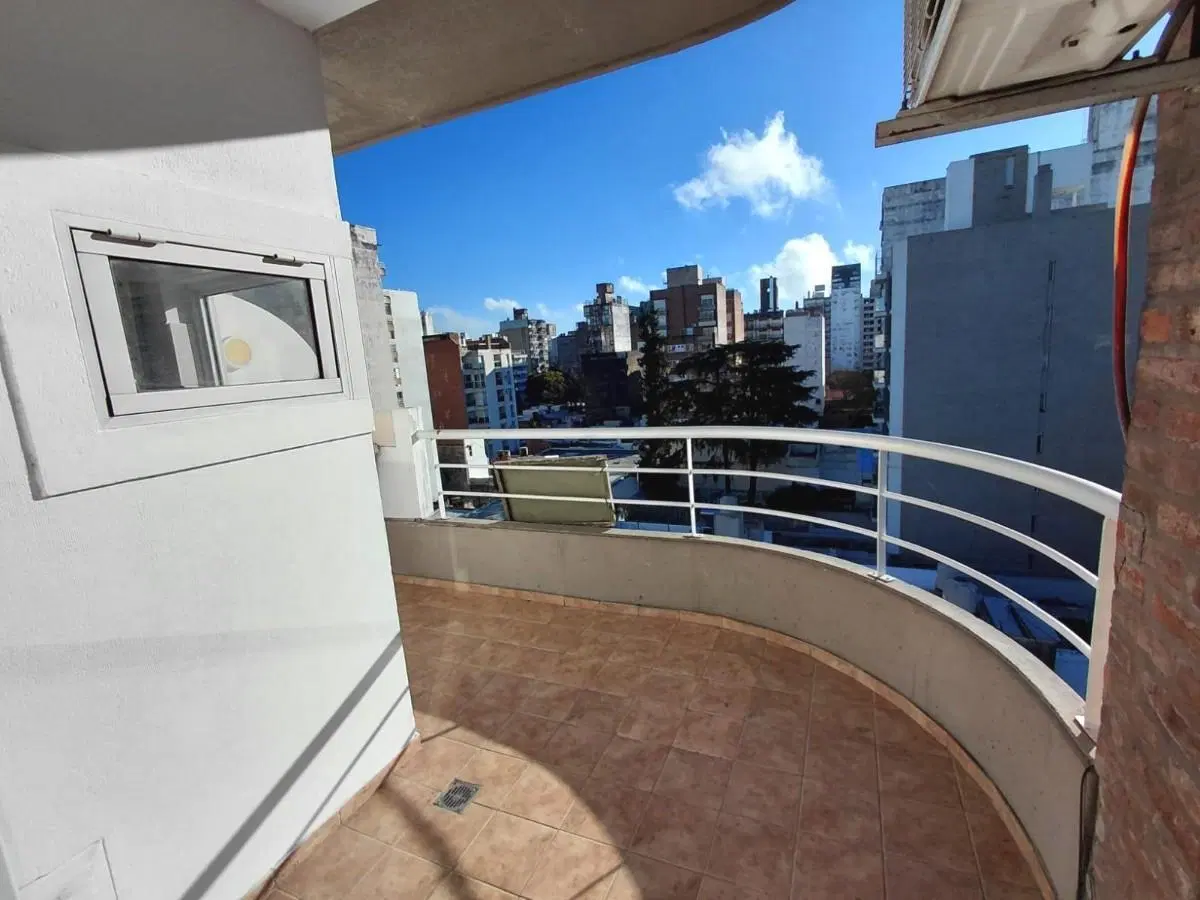 ALQUILER - Departamento semipiso 1 dormitorio con balcón - Barrio Martin, Rosario 3