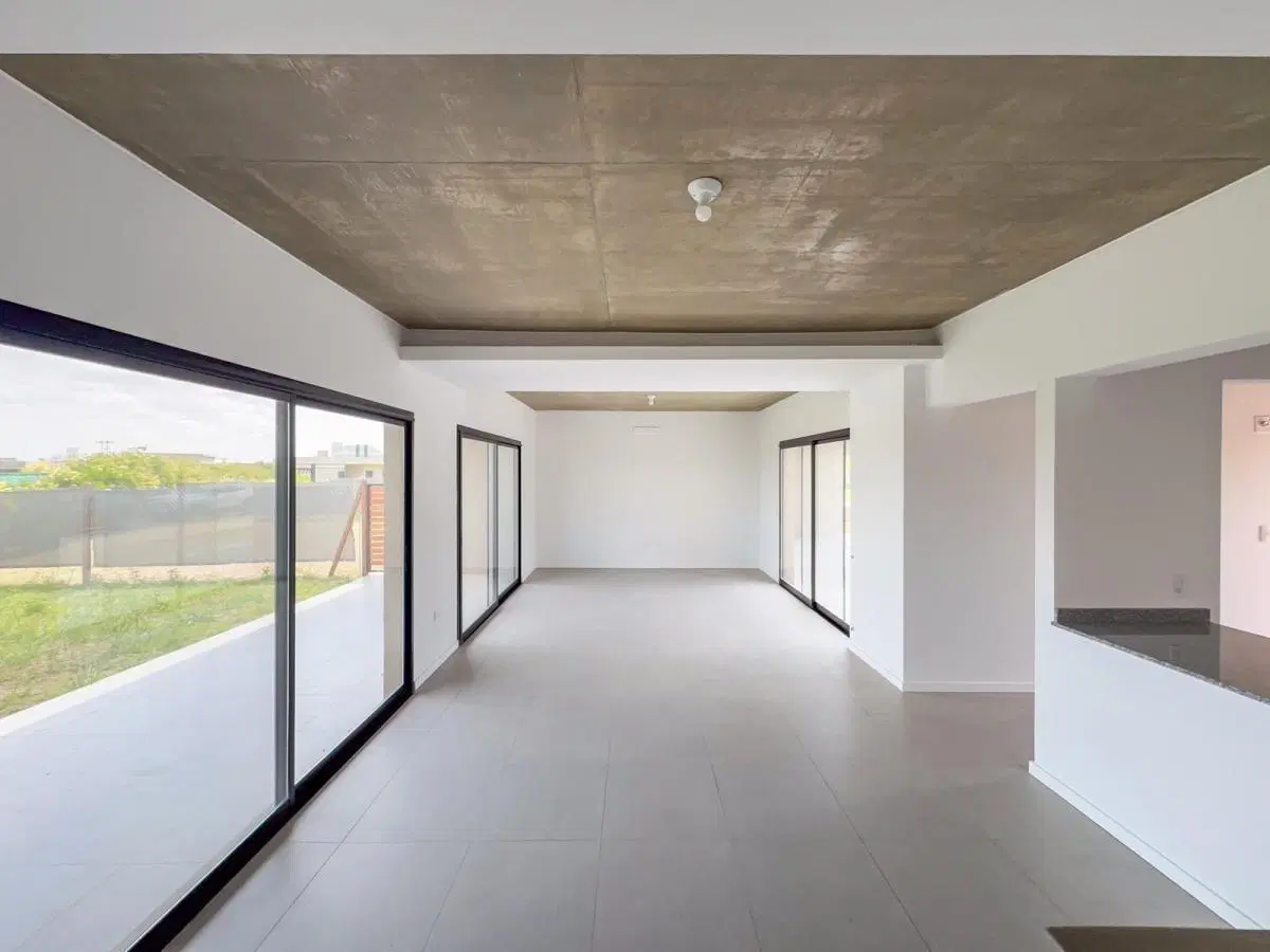 ALQUILER - Casa 2 Dormitorios, jardín y parrillero - Condominio Don Mateo, Funes. 3