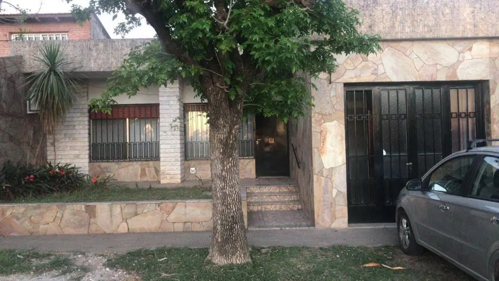 VENTA / PERMUTA - Casa - 2 dormitorios, jardín y piscina - Soldini, Santa Fe 1