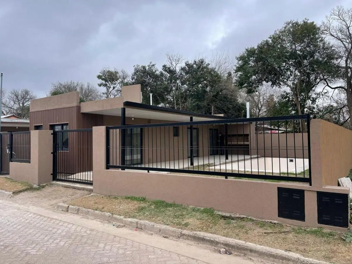 VENTA | PERMUTA - Casa 2 dormitorios, piscina y cochera - Altos de Pellegrini, Roldán. 8