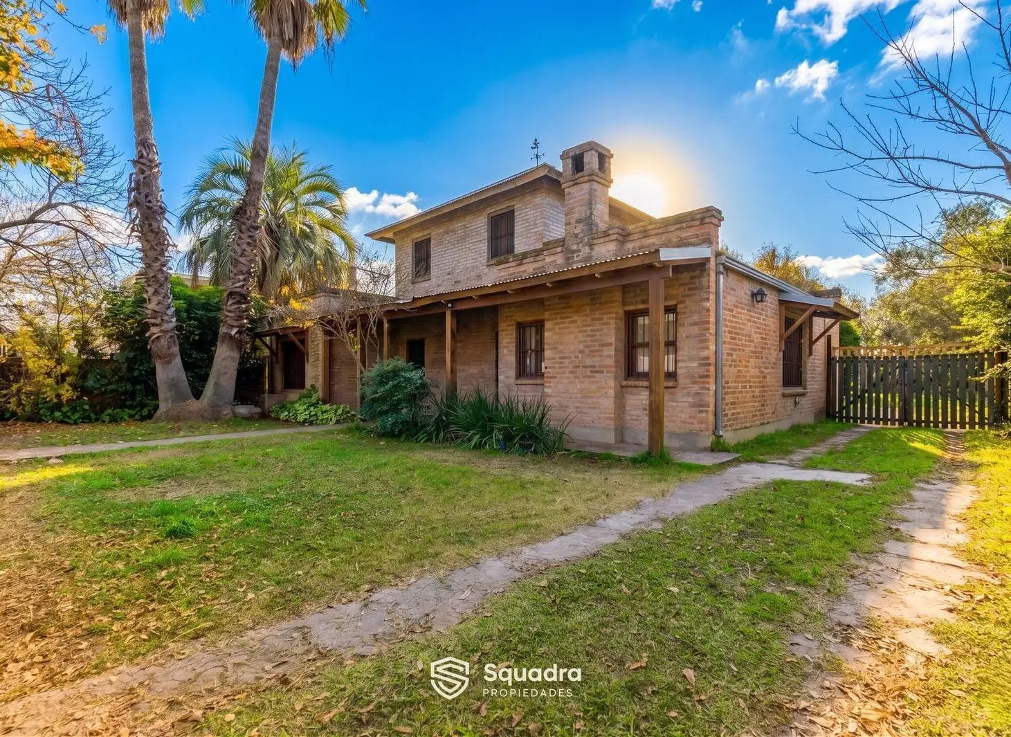 VENTA | PERMUTA - Casa 4 Dormitorios, jardin y cochera - Fisherton. APTO CRÉDITO. 1