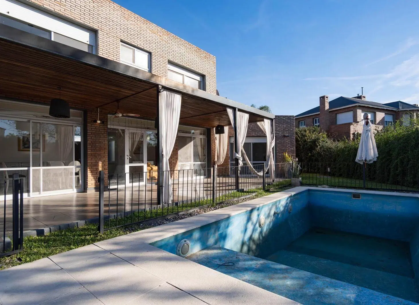 VENTA/PERMUTA Casa 3 Dormitorios Y pileta - Funes Hills Cadaques 4