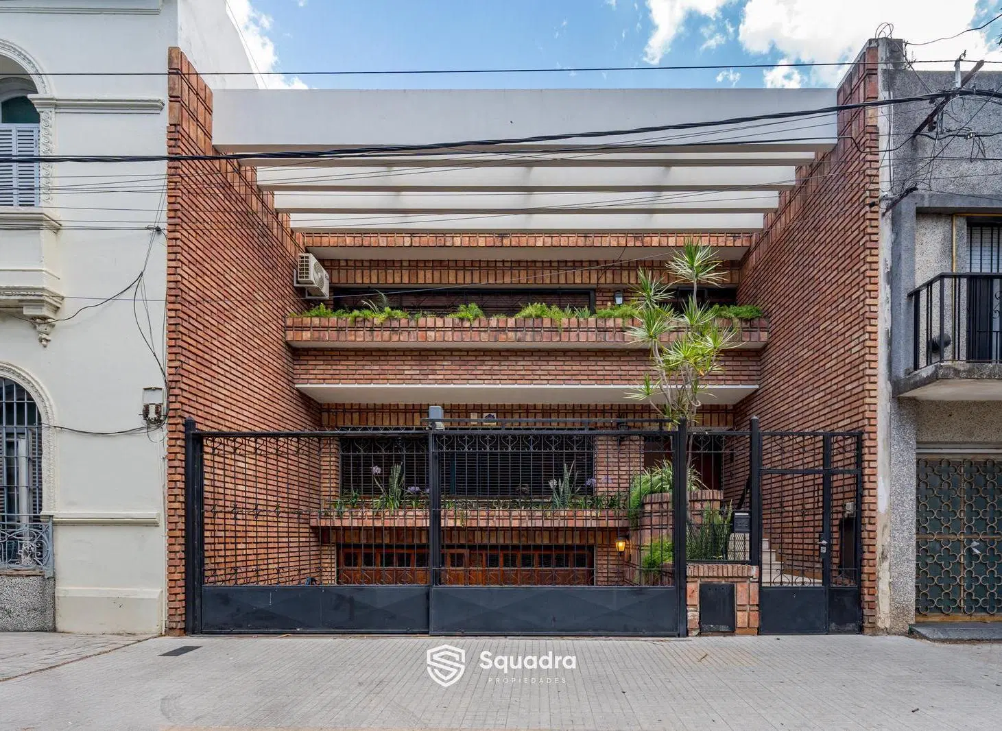 VENTA | PERMUTA - Casa de 3 dormis, comodín, y cochera doble. Arroyito, Rosario - APTO CRÉDITO. 2
