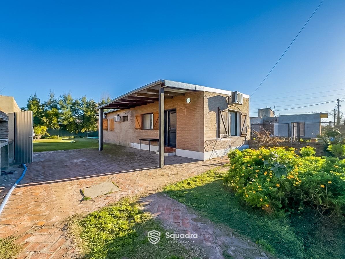 Foto de VENTA | PERMUTA - Casa de dos dormitorios, Jardín y Piscina - Barrio, imagen 1
