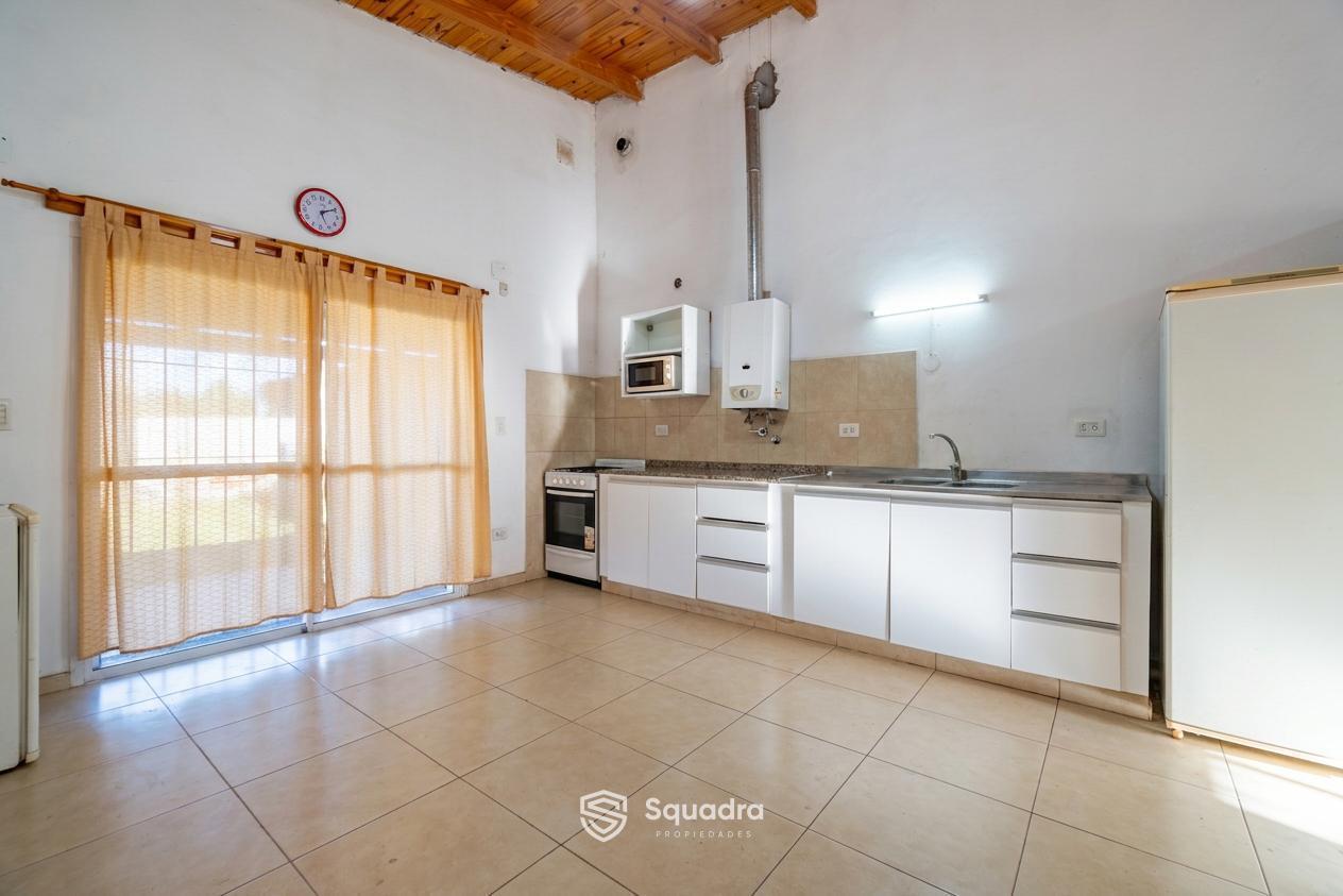 Foto de VENTA | PERMUTA - Casa de 2 dormitorios comodín, piscina, cochera y, imagen 2