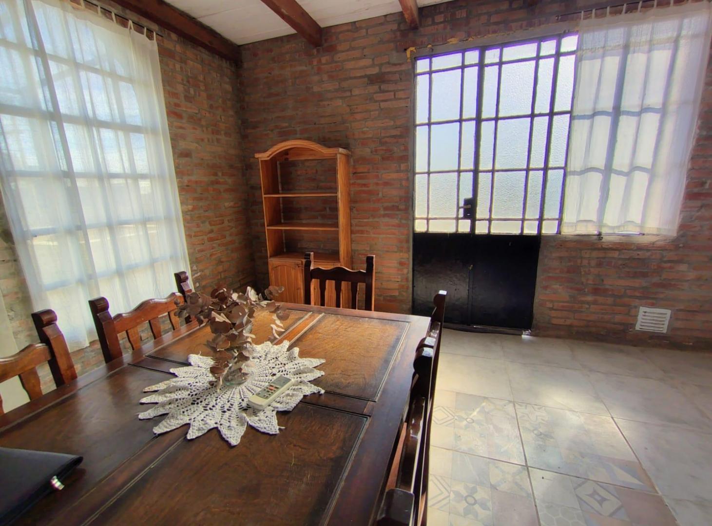 Foto de VENTA | PERMUTA - Casa 2 dormitorios comodín/playroom - Barrio Pucará, imagen 1