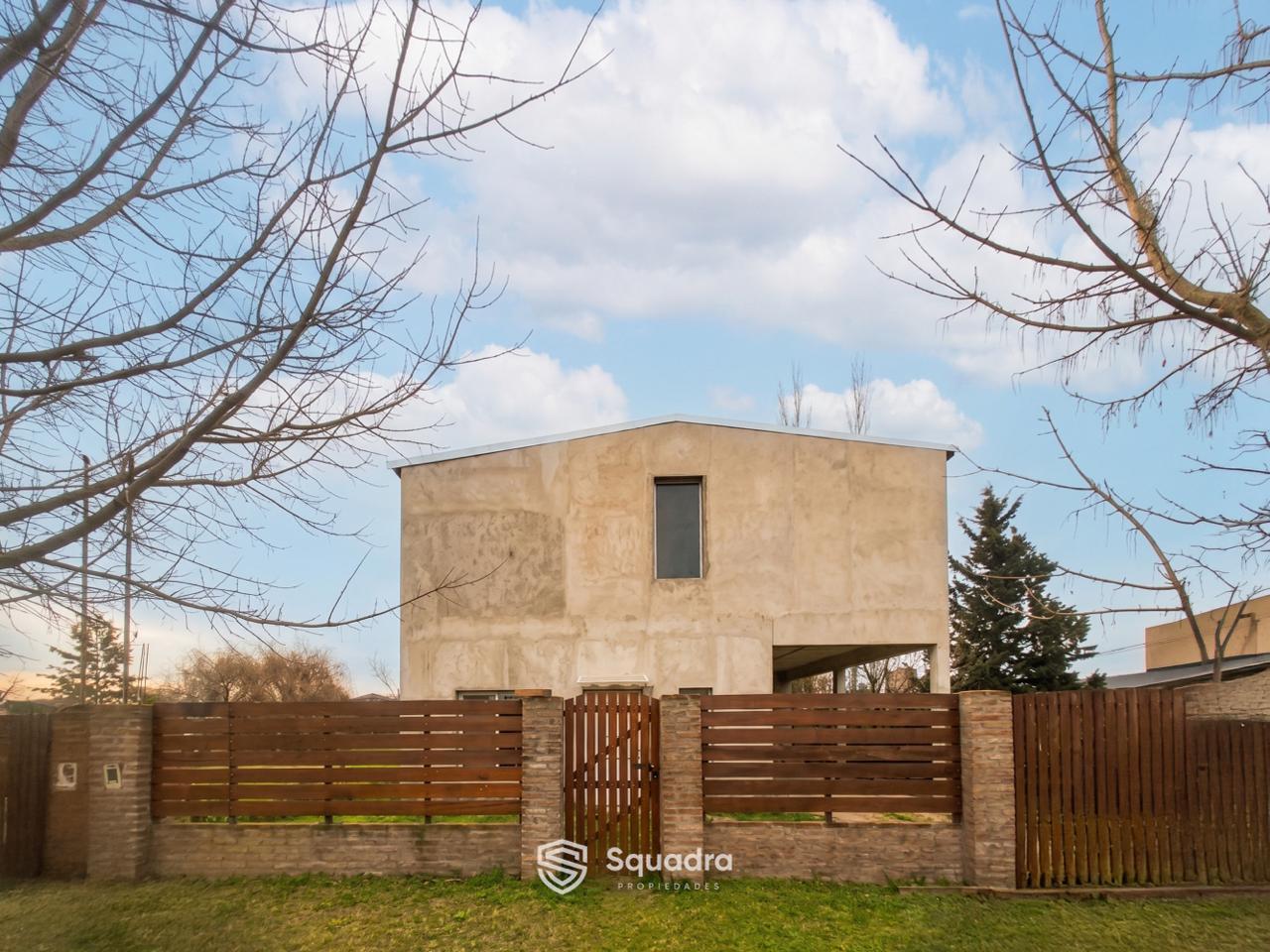 Foto de VENTA | PERMUTA - Casa 4 dormitorios con jardín y piscina - Coronel, imagen 2