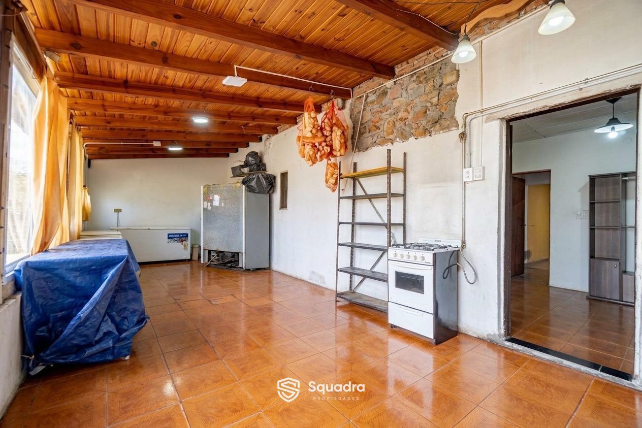 Foto de VENTA | PERMUTA - Casa de 2 dormitorios, jardín, piscina y local, imagen 2