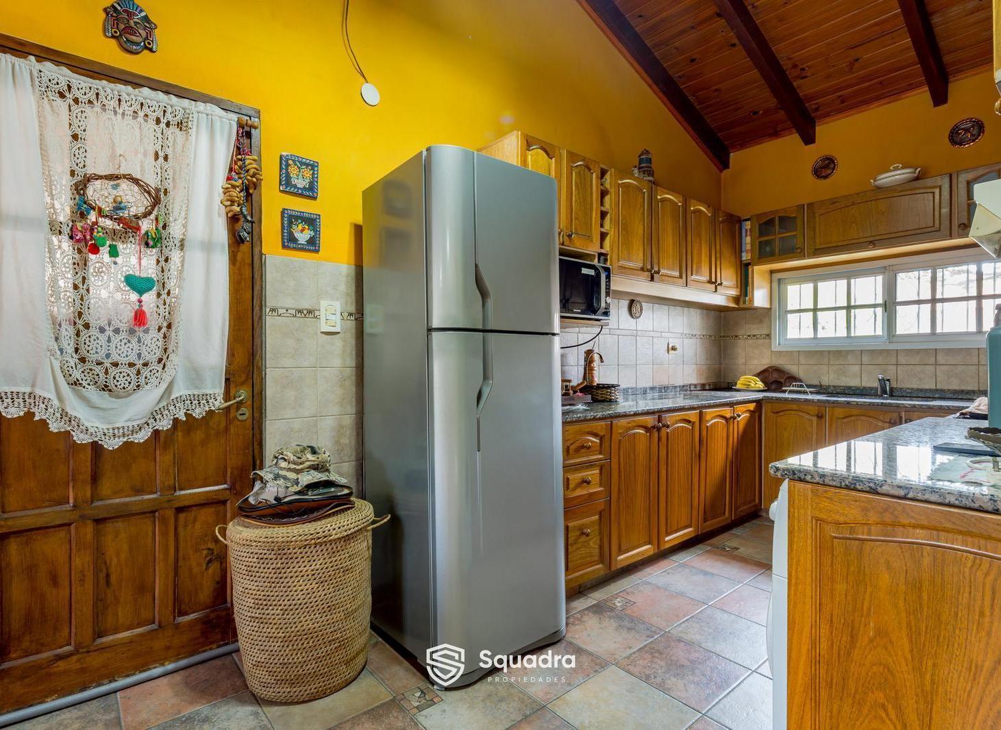 Foto de VENTA | PERMUTA - Casa de 3 dormitorios, estudio, jardín, piscina y, imagen 3
