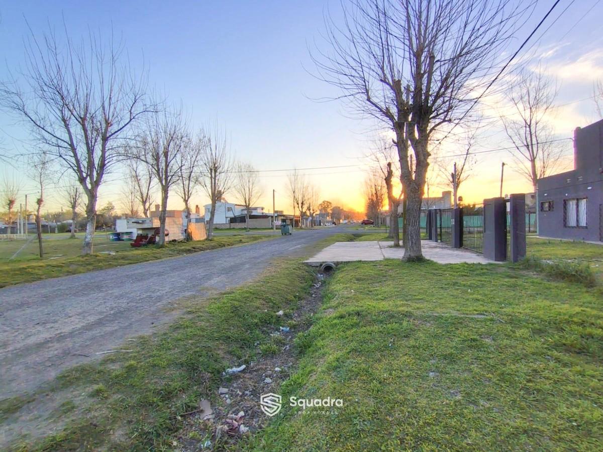 Foto de VENTA - Casa de dos plantas, jardin y pileta, e ingreso vehicular - La, imagen 4
