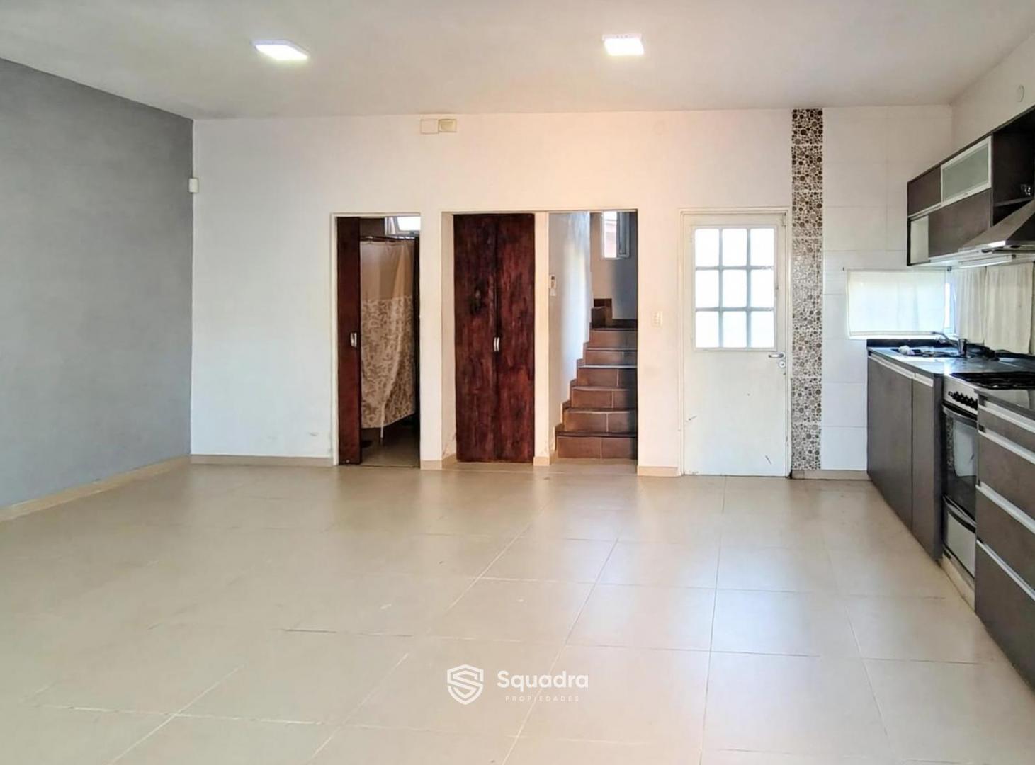 Foto de VENTA - Casa de dos plantas, jardin y pileta, e ingreso vehicular - La, imagen 5
