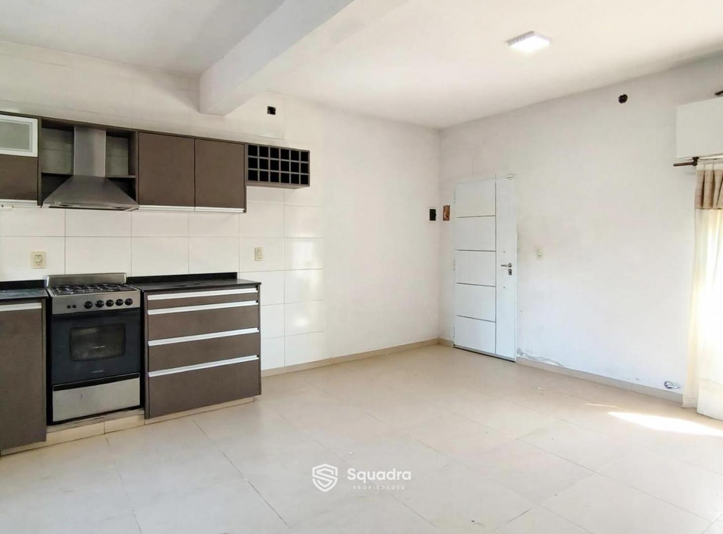 Foto de VENTA - Casa de dos plantas, jardin y pileta, e ingreso vehicular - La, imagen 3