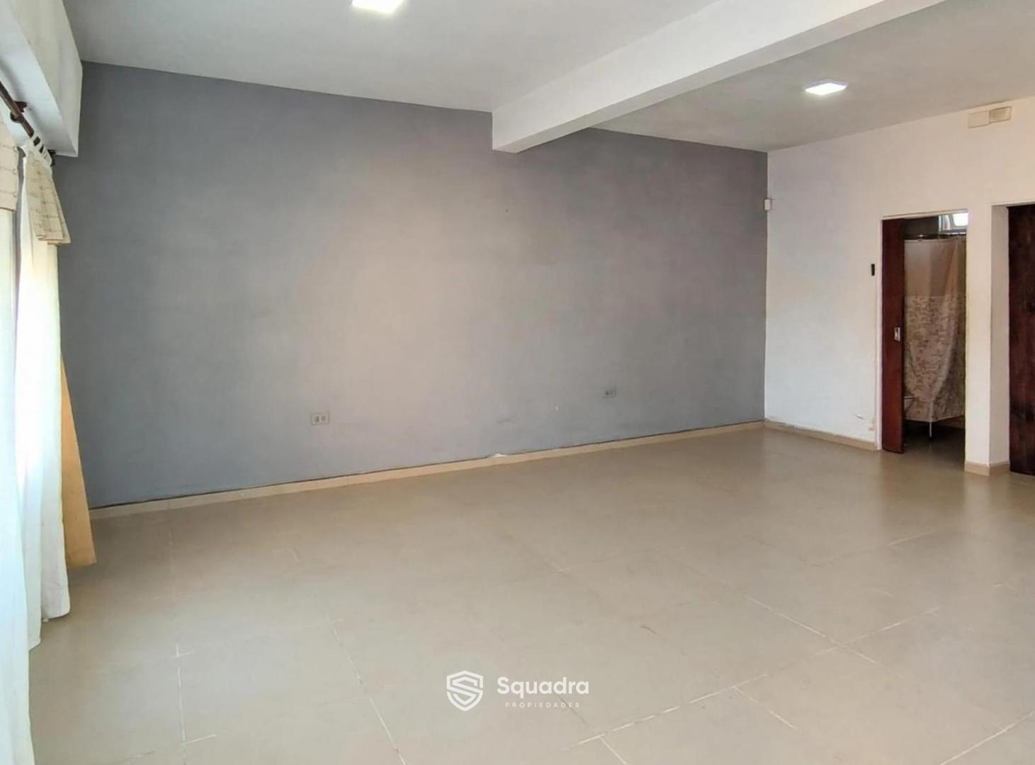 Foto de VENTA - Casa de dos plantas, jardin y pileta, e ingreso vehicular - La, imagen 2